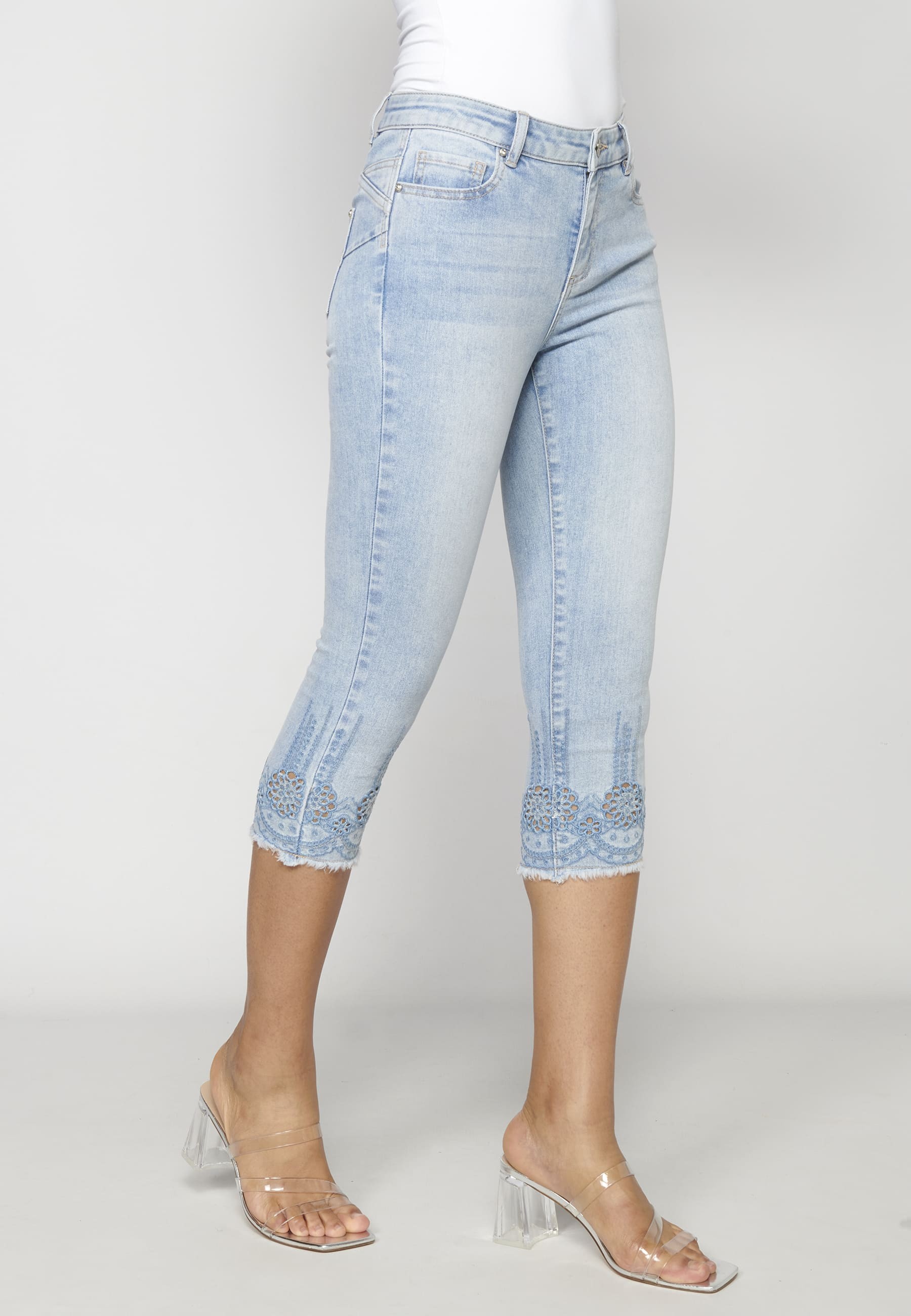 Blaue Jeans-Caprihose mit floralen Details für Damen