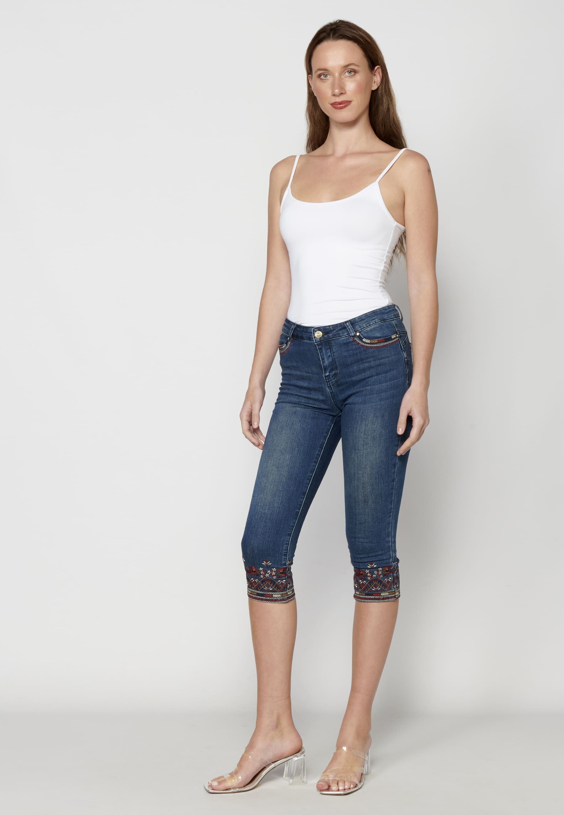 Piratenjeans mit blauer Blumenstickerei für Damen