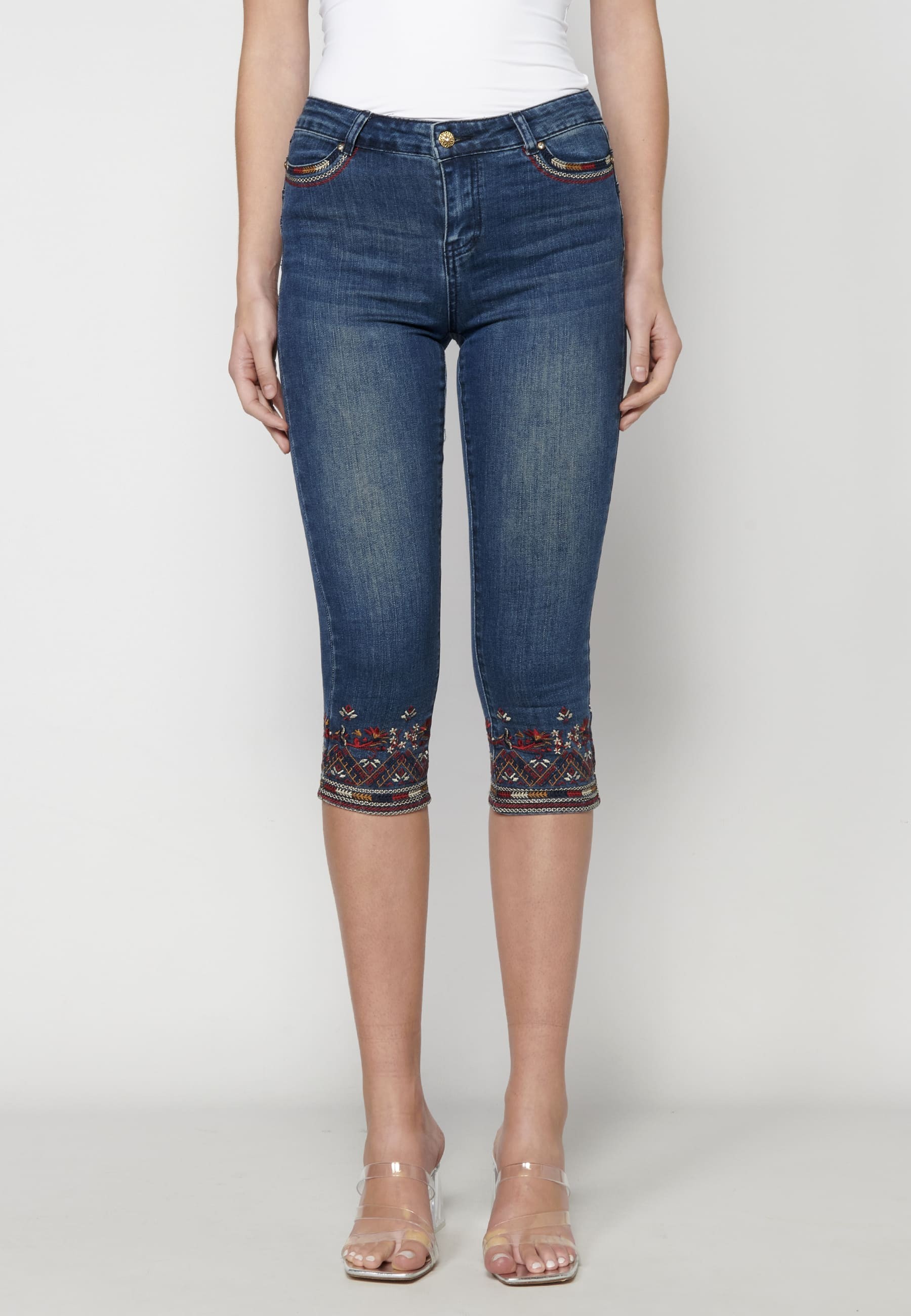 Piratenjeans mit blauer Blumenstickerei für Damen