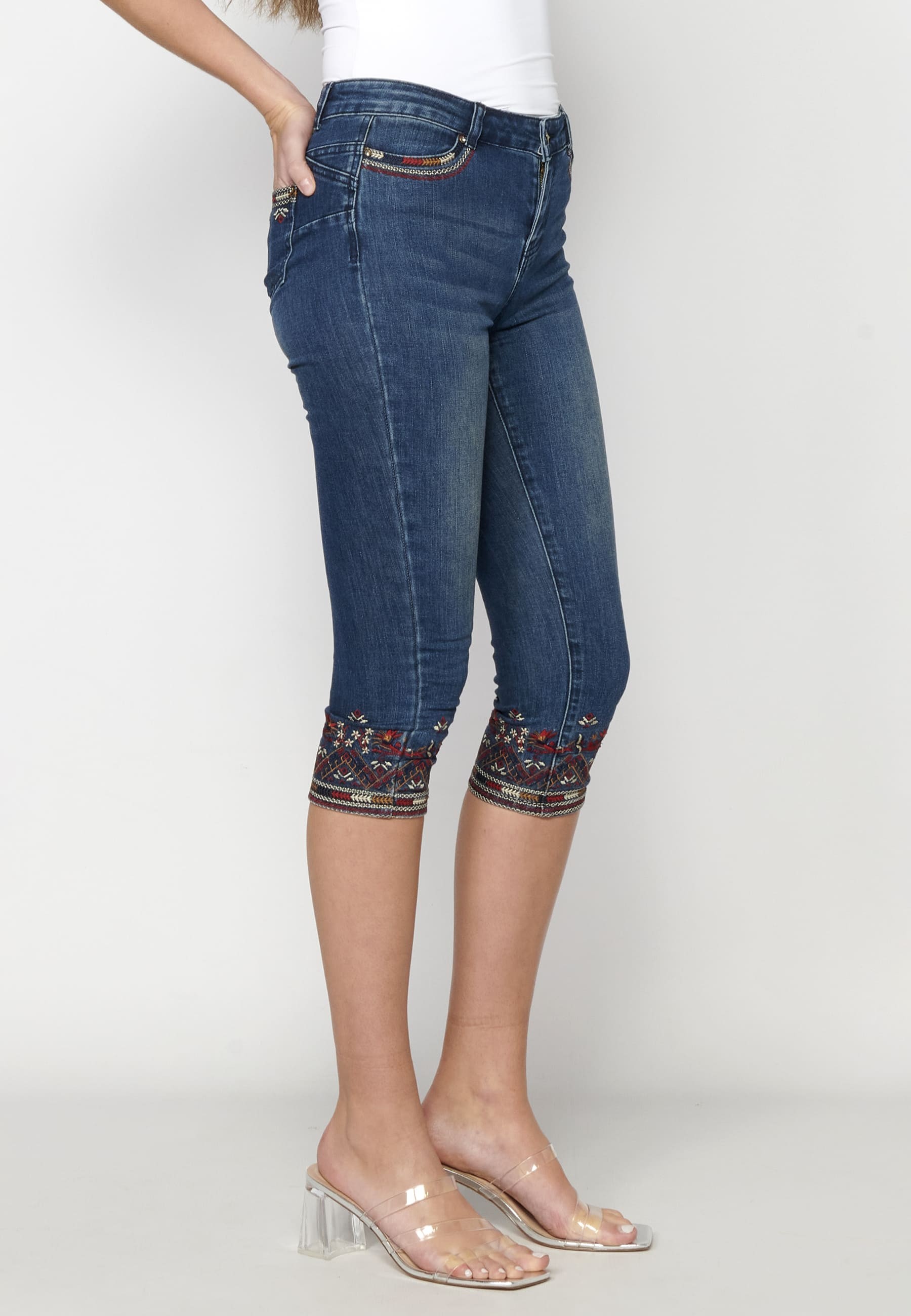 Piratenjeans mit blauer Blumenstickerei für Damen