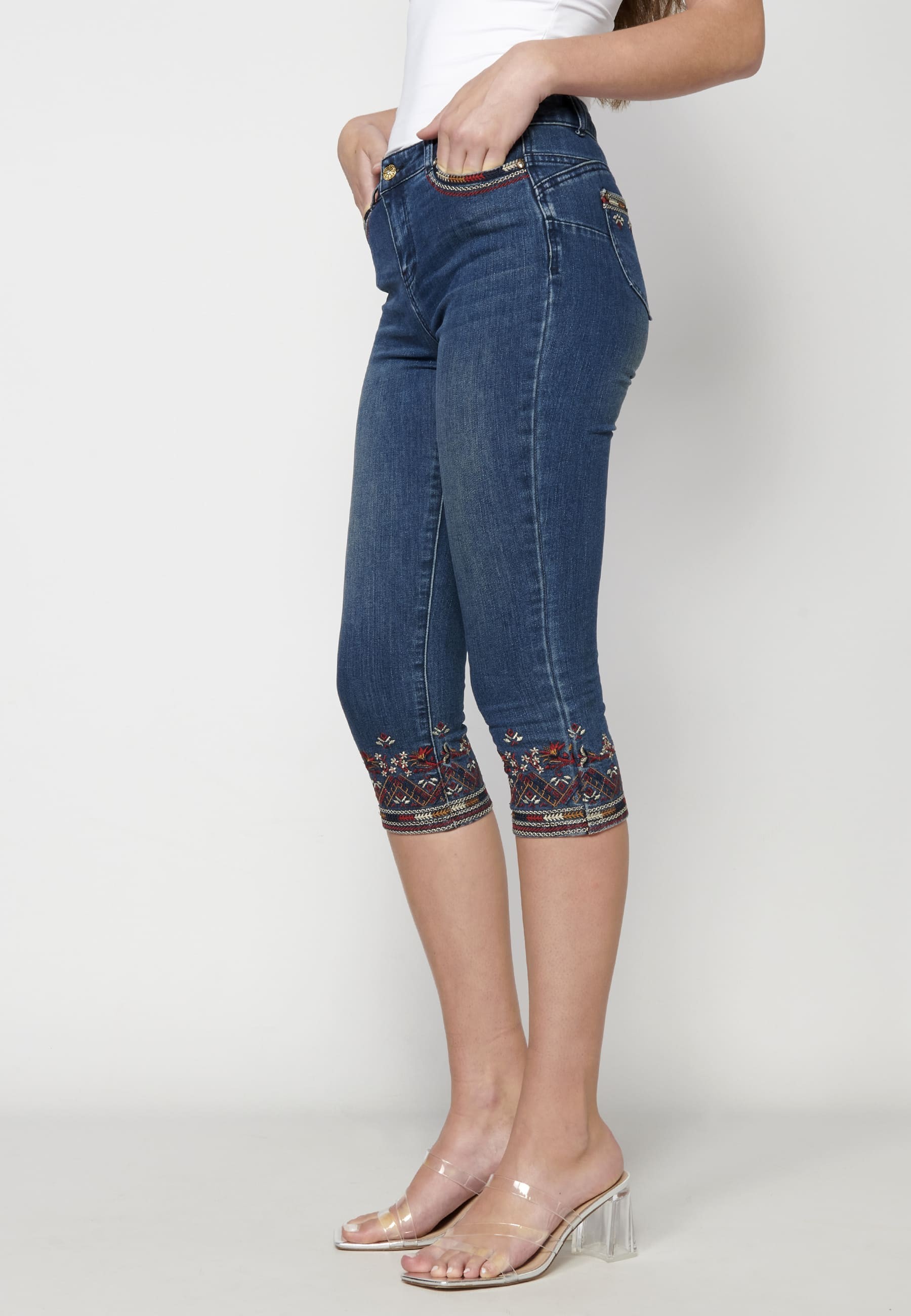 Pirate jeans with blue floral embroidery for Woman