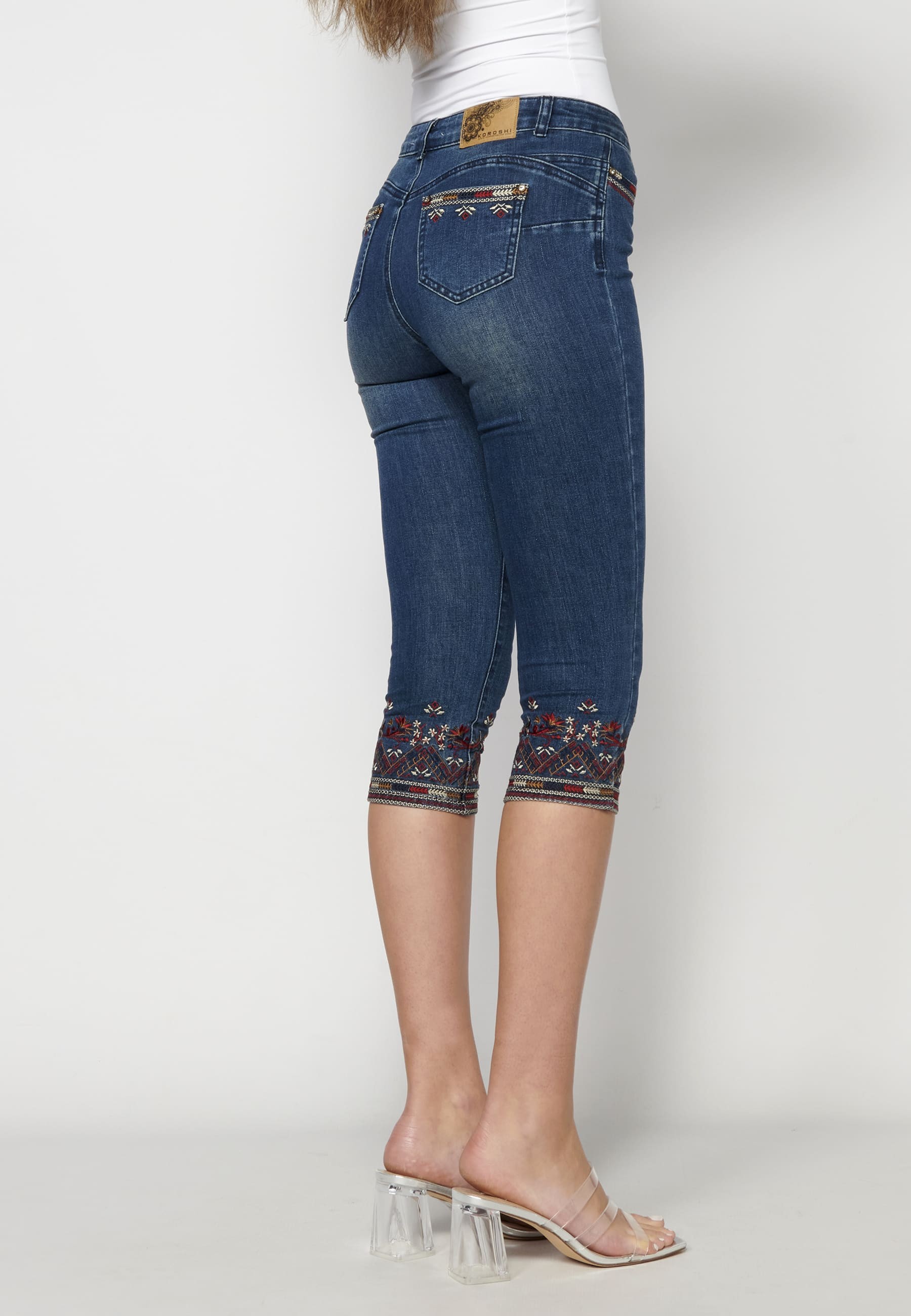 Pantalons texans pirata amb brodat floral color Blau per a Dona