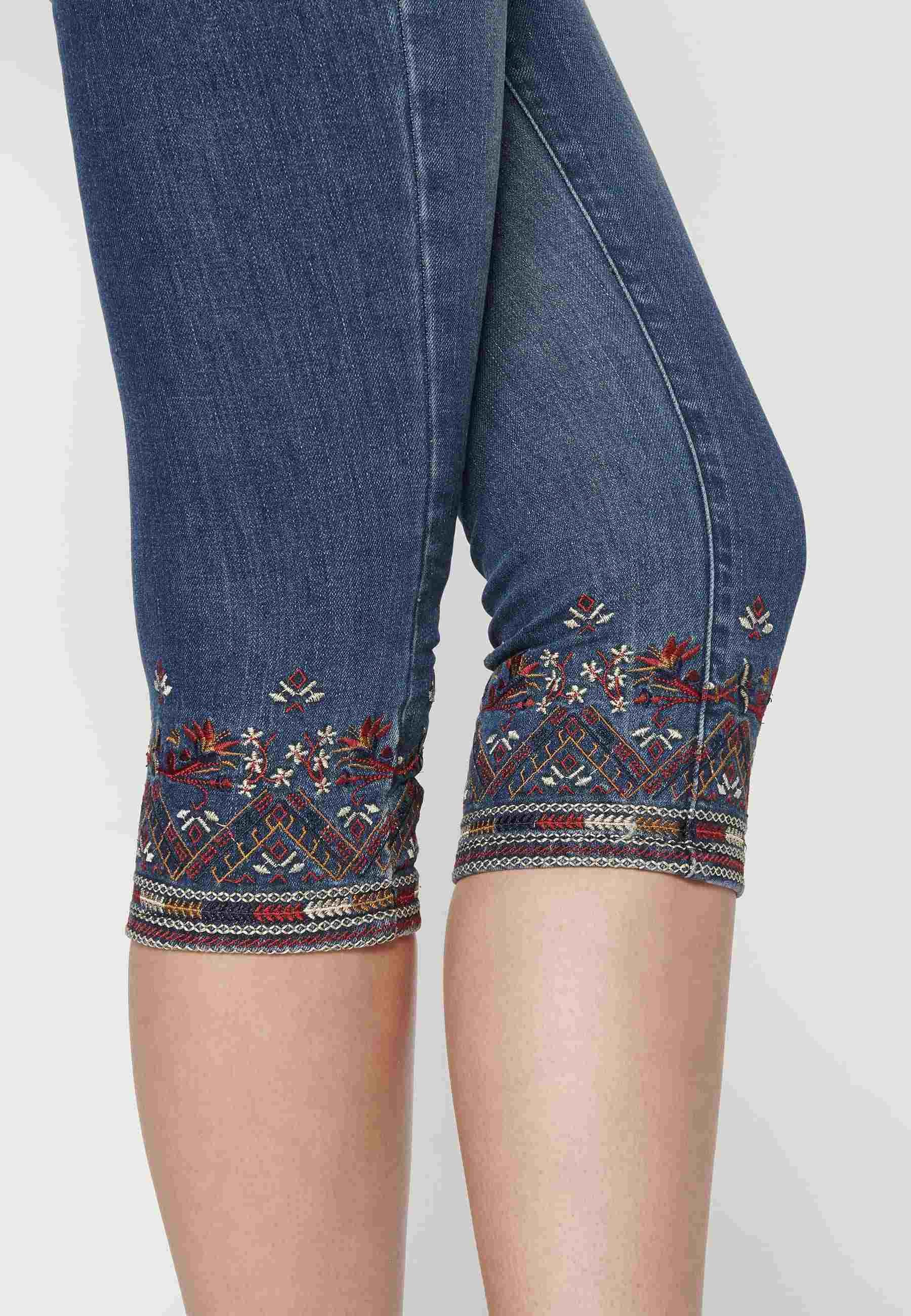 Pantalón jeans pirata con bordado floral color Azul para Mujer