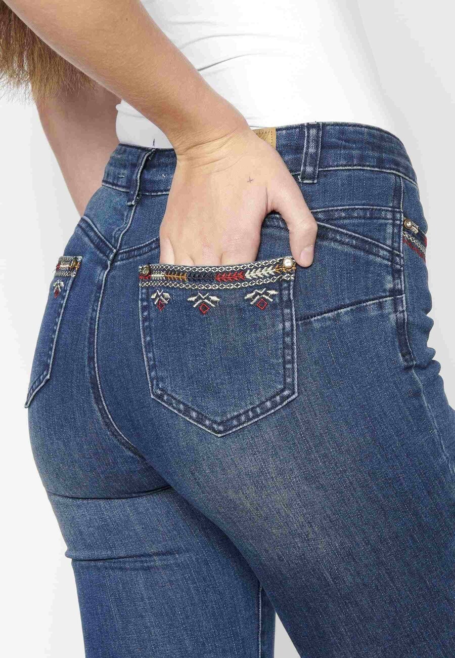 Pantalón jeans pirata con bordado floral color Azul para Mujer 7