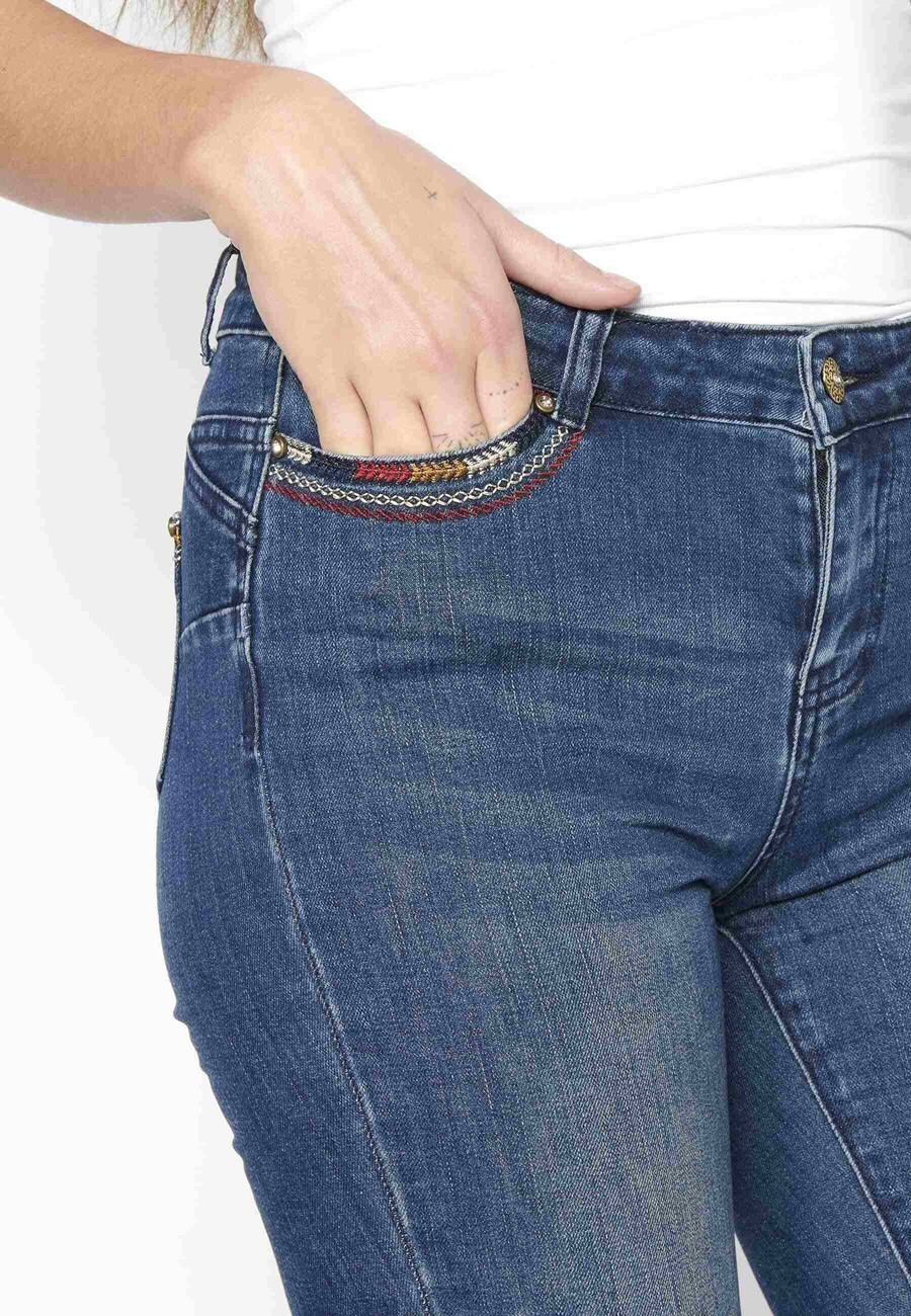 Piratenjeans mit blauer Blumenstickerei für Damen 8