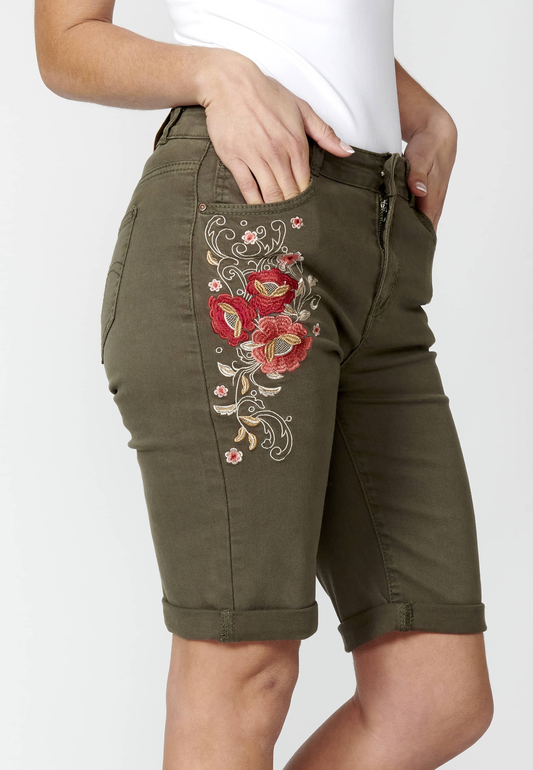 Khakifarbene Shorts mit Blumenstickerei für Damen