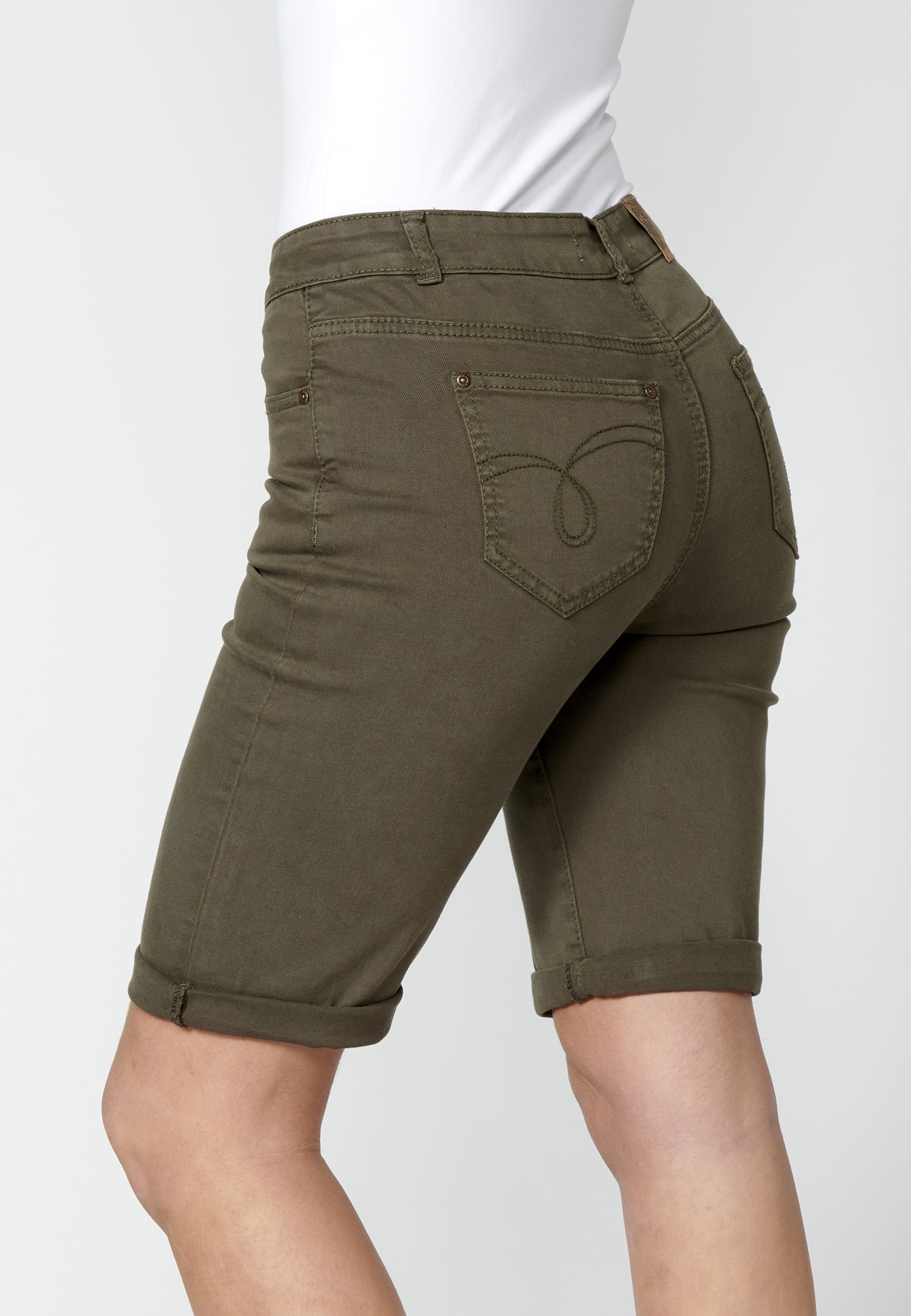 Khakifarbene Shorts mit Blumenstickerei für Damen