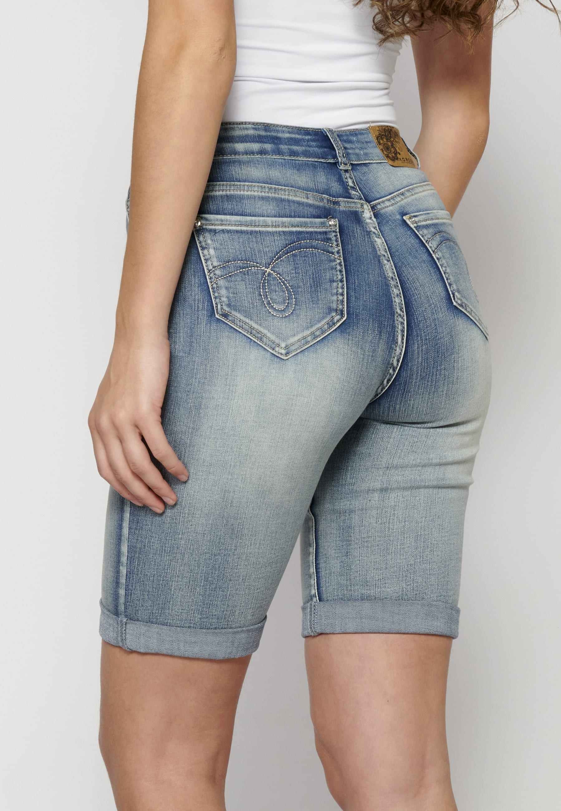 Blaue Slim-Fit-Shorts mit Blumenstickerei für Damen