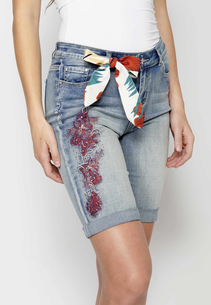 Pantalón short slim con bordados florales color azul para Mujer 7