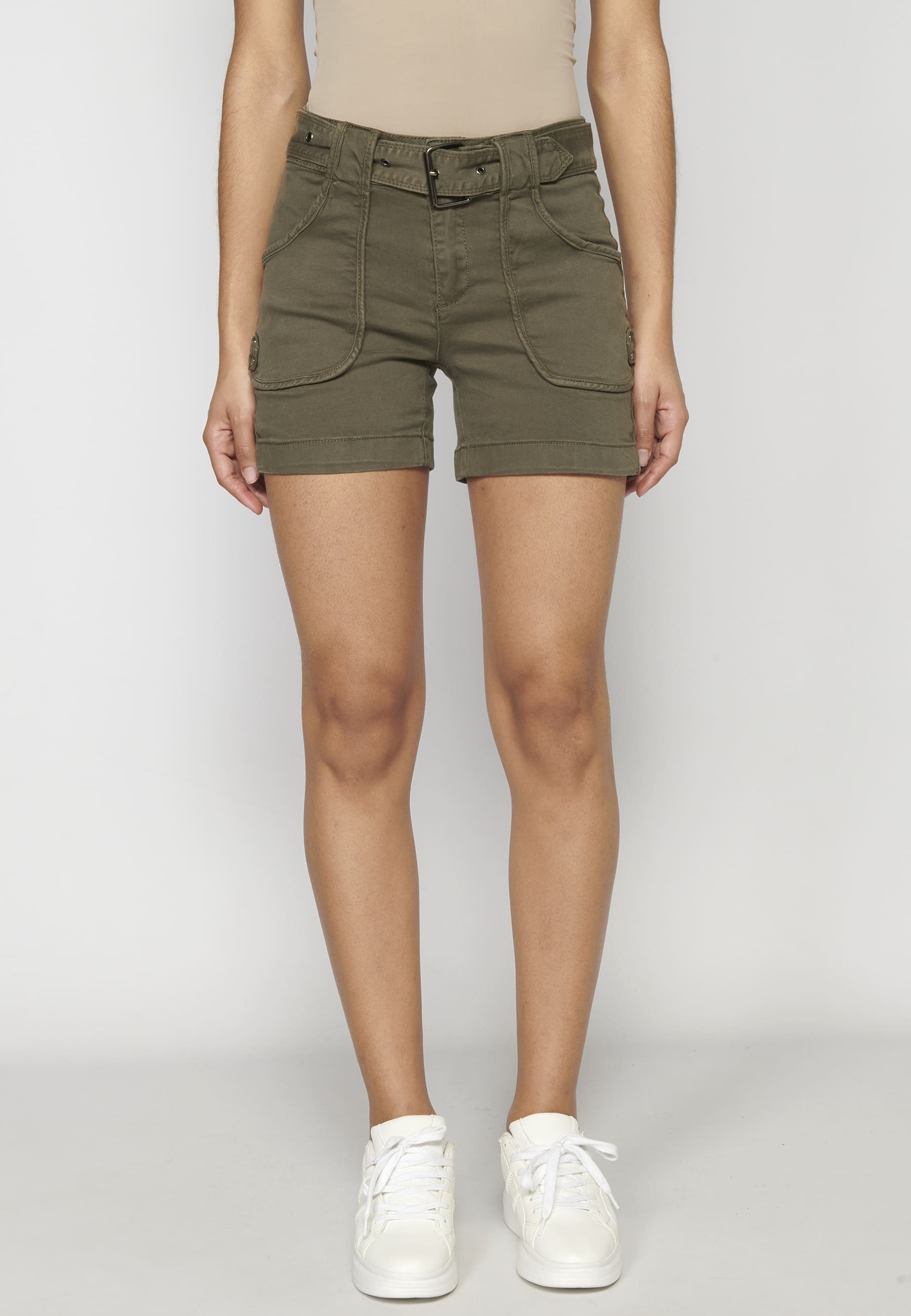 Pantalón corto short con botón y cinturón color kaki para Mujer