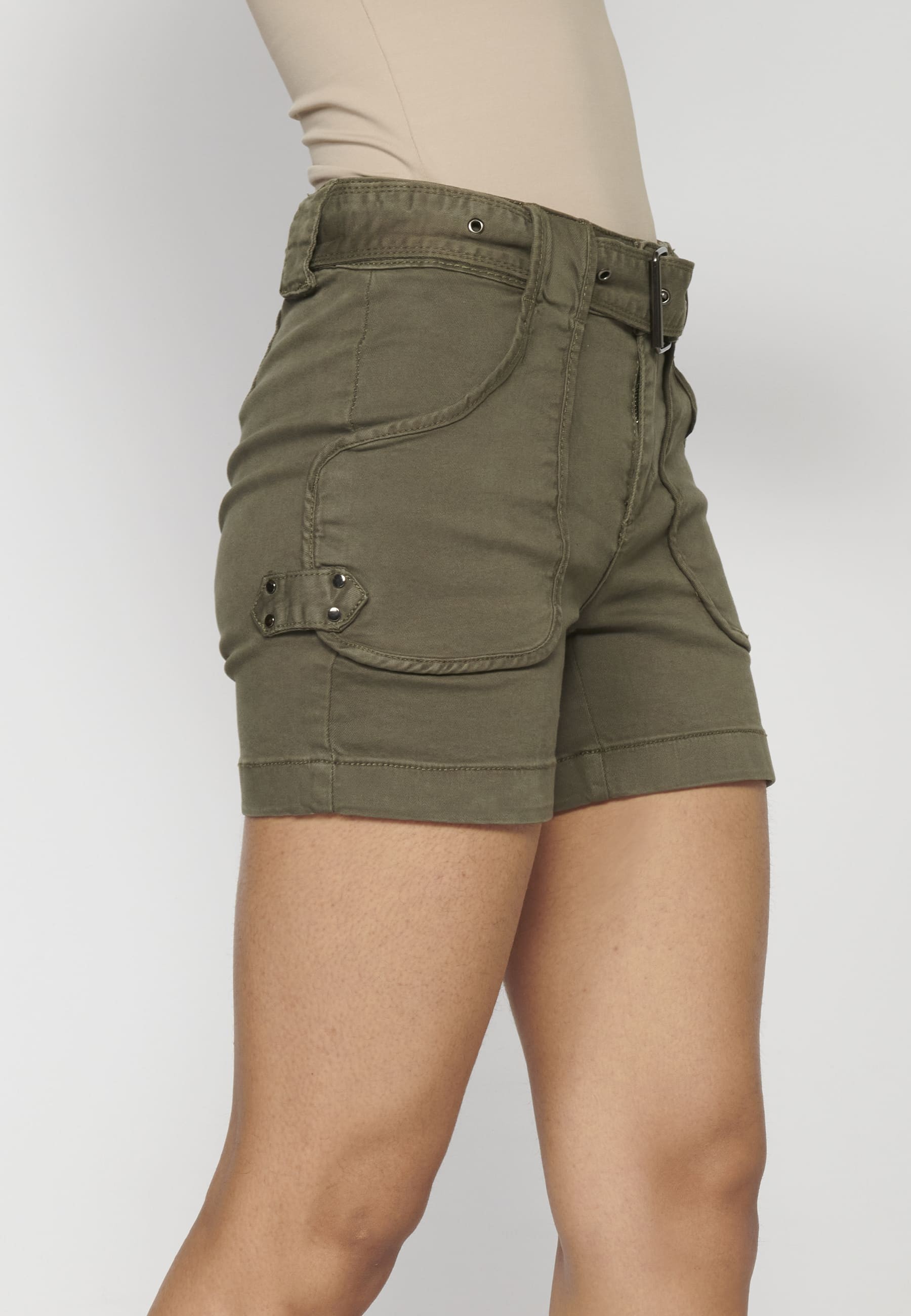 Khakifarbene Shorts mit Knopf und Gürtel für Damen