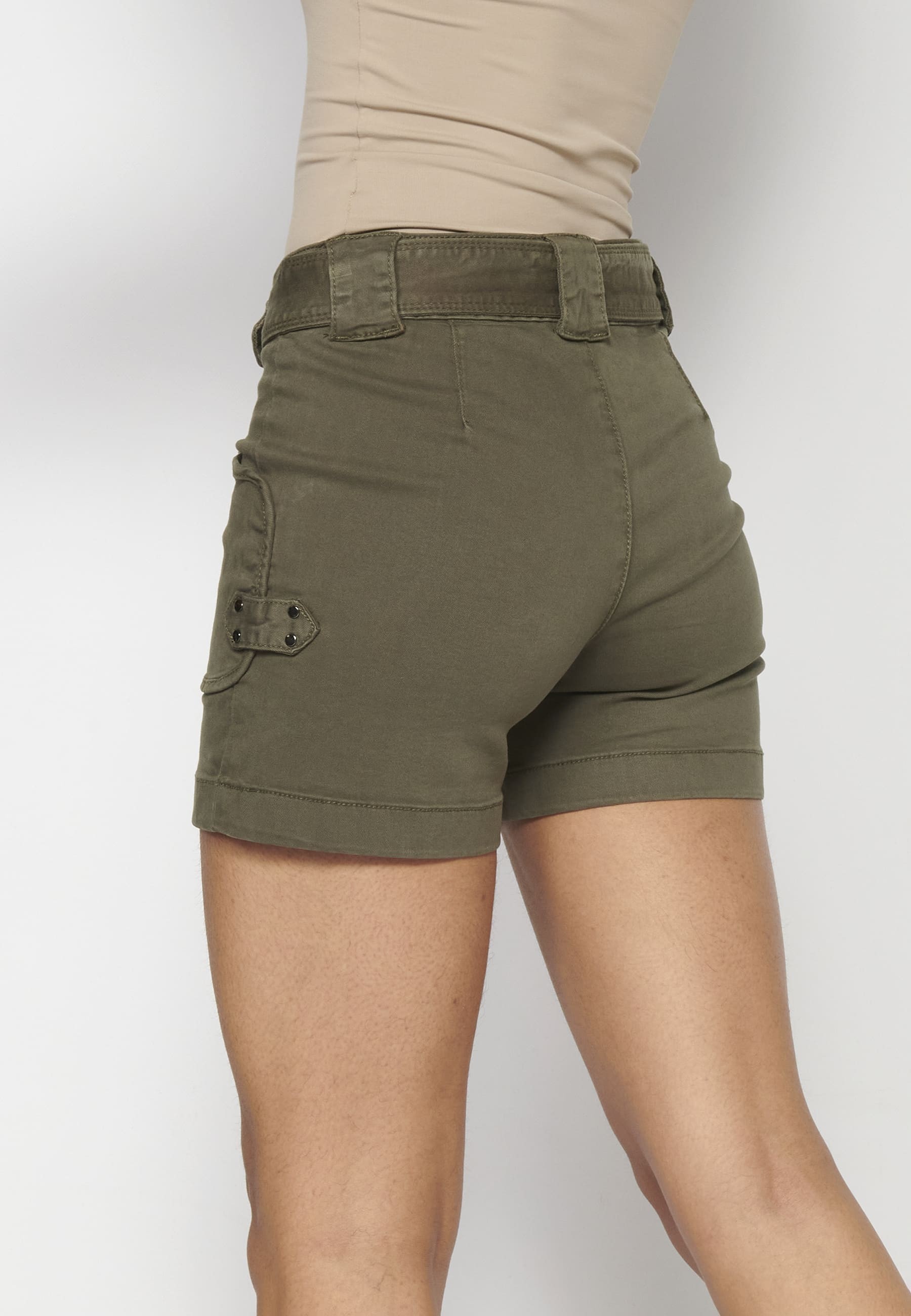 Khakifarbene Shorts mit Knopf und Gürtel für Damen