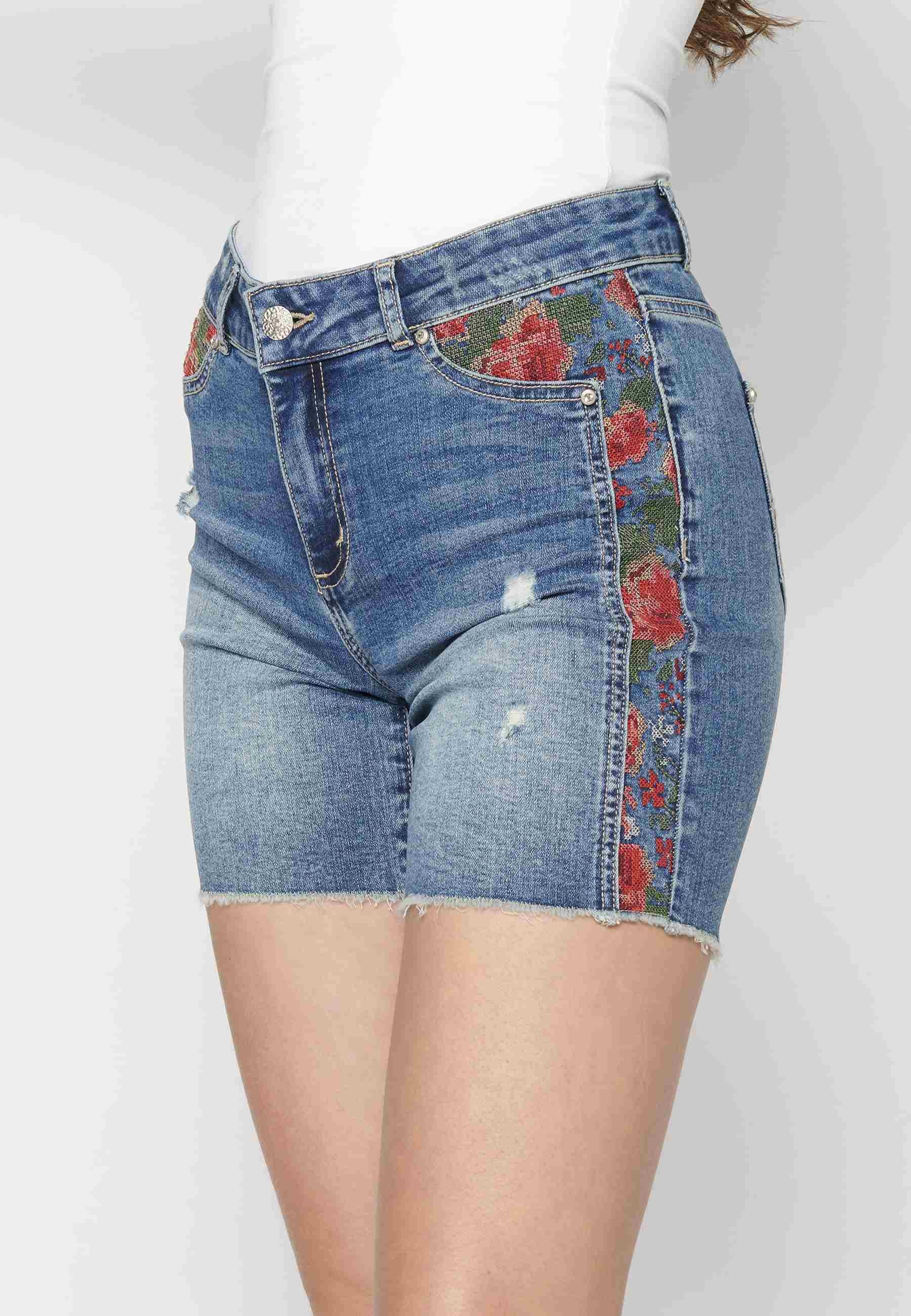 Blaue Shorts mit floralem Strukturdetail für Damen