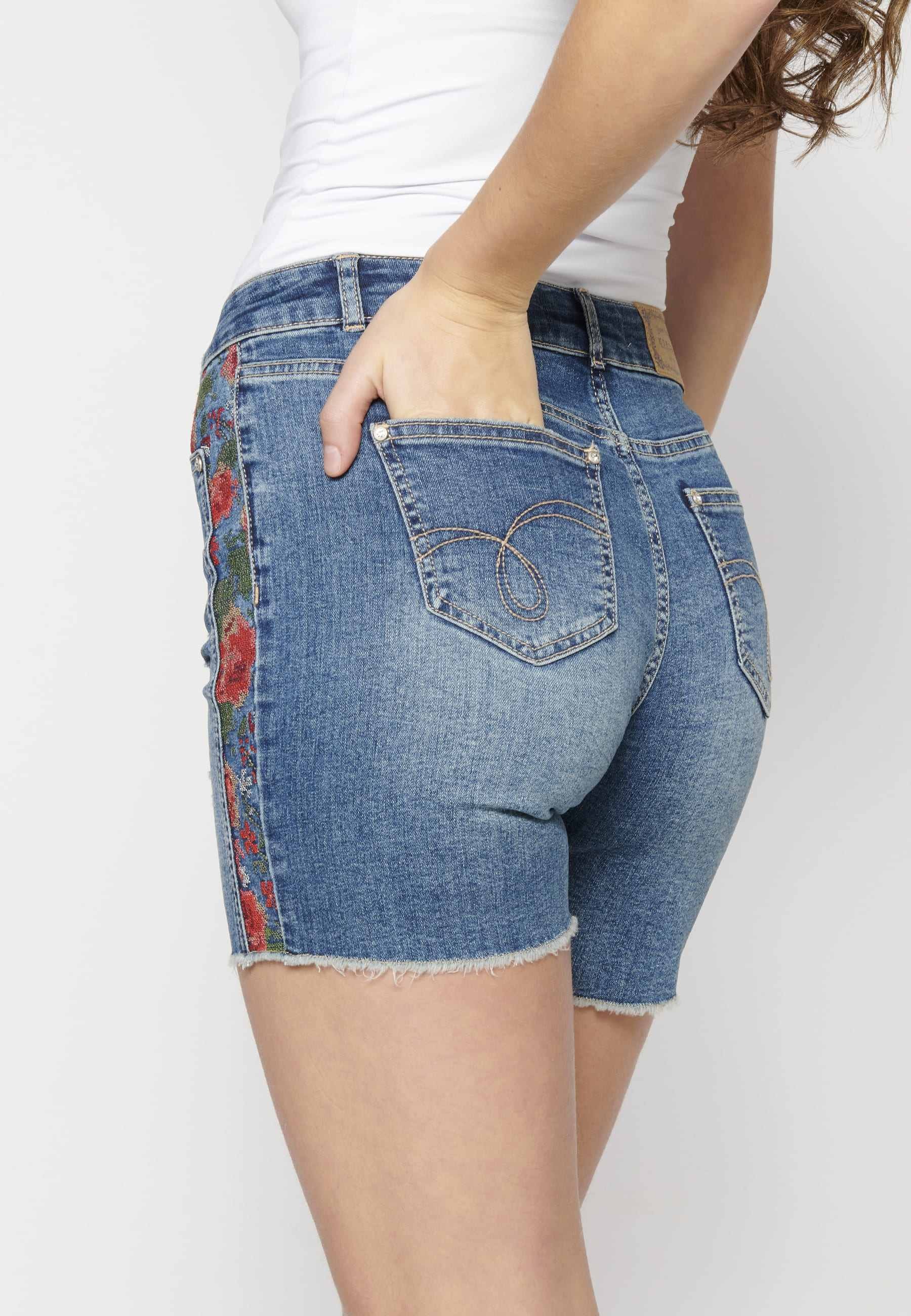 Blaue Shorts mit floralem Strukturdetail für Damen