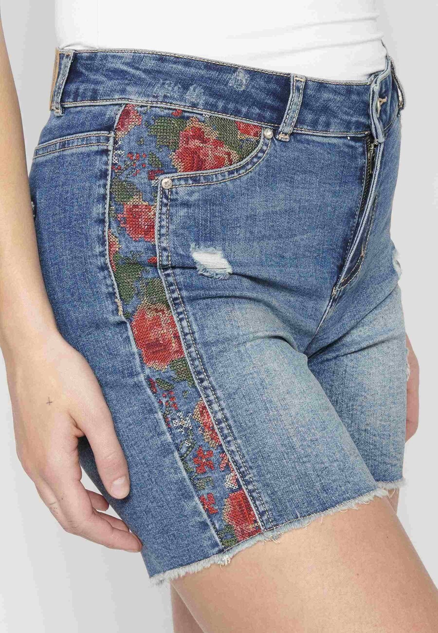 Blaue Shorts mit floralem Strukturdetail für Damen 5