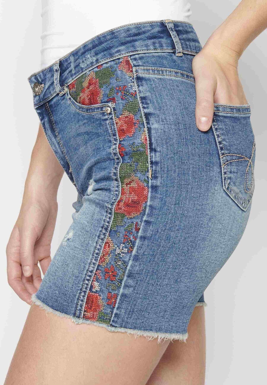 Blaue Shorts mit floralem Strukturdetail für Damen 4