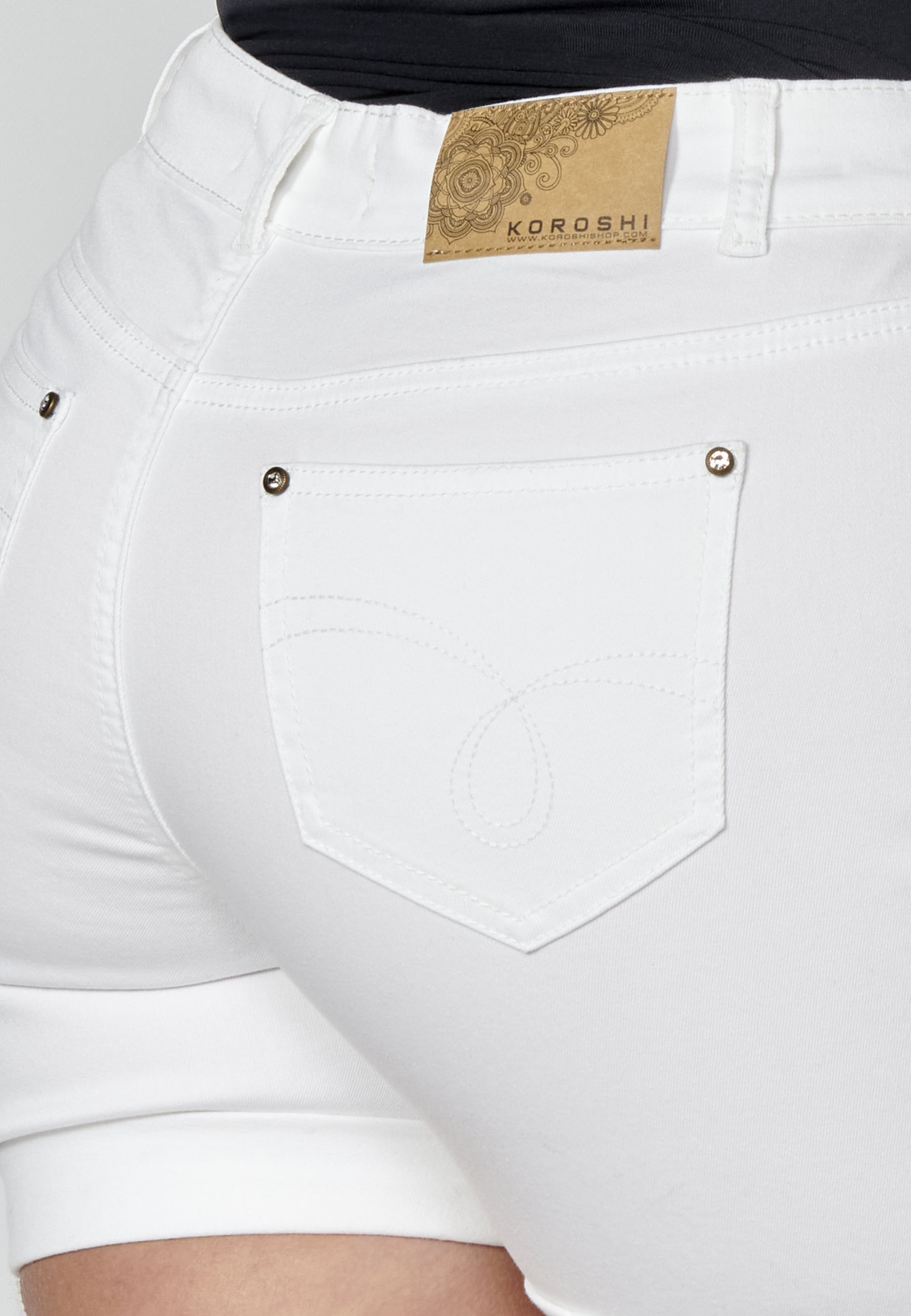 Pantalón corto short con detalles florales color Blanco para Mujer