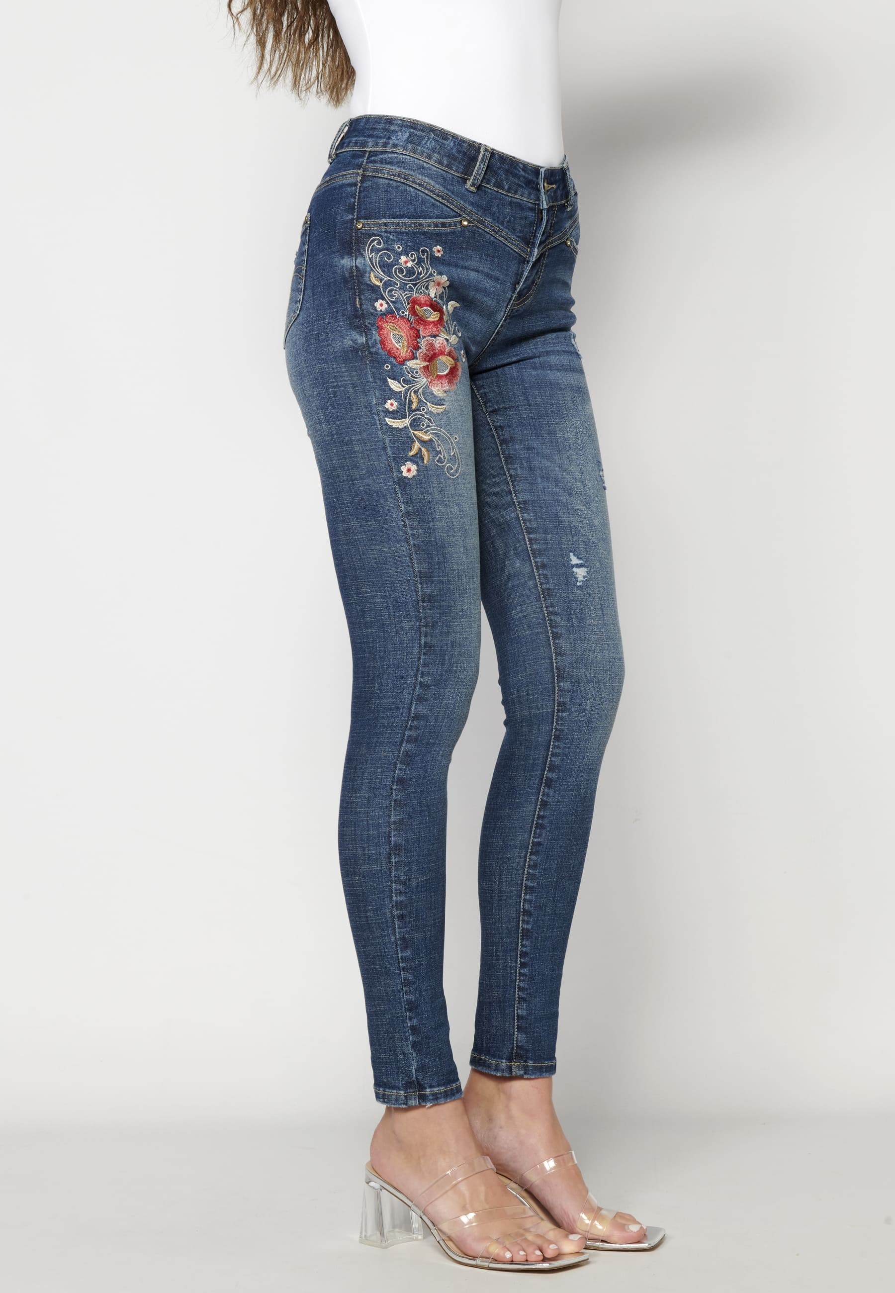 Blaue Jeans mit floralen Details für Damen
