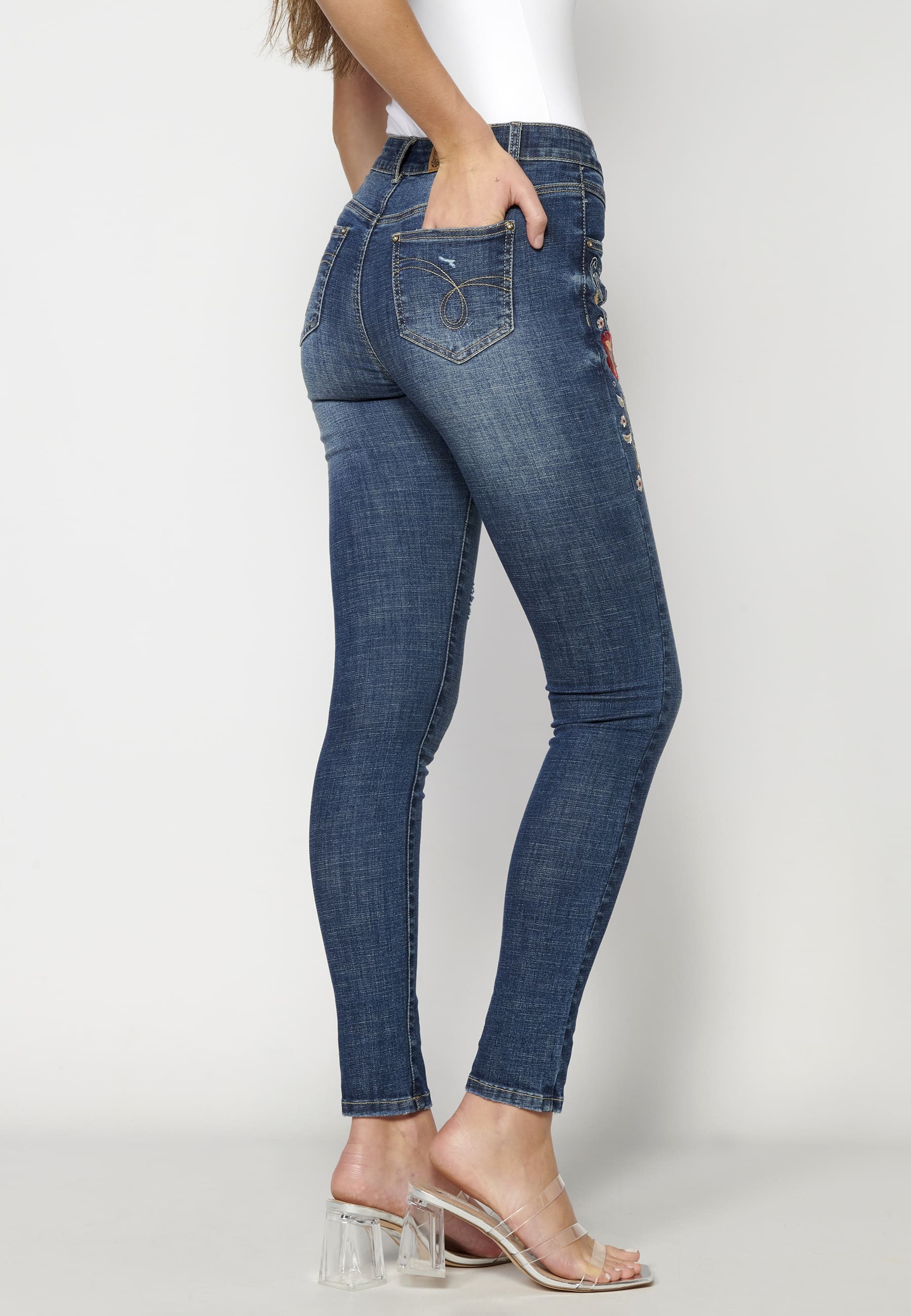 Blaue Jeans mit floralen Details für Damen