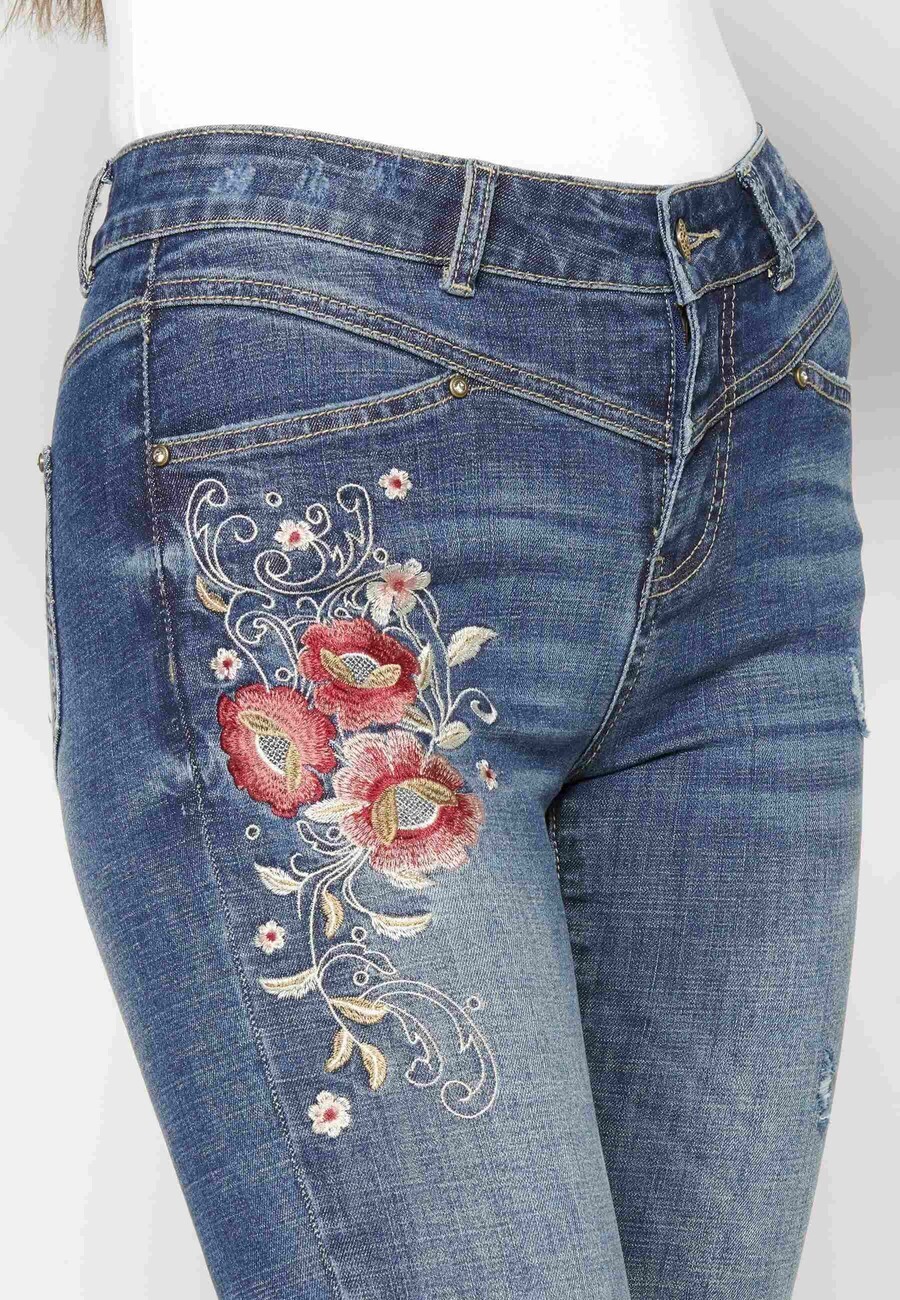 Blaue Jeans mit floralen Details für Damen 6
