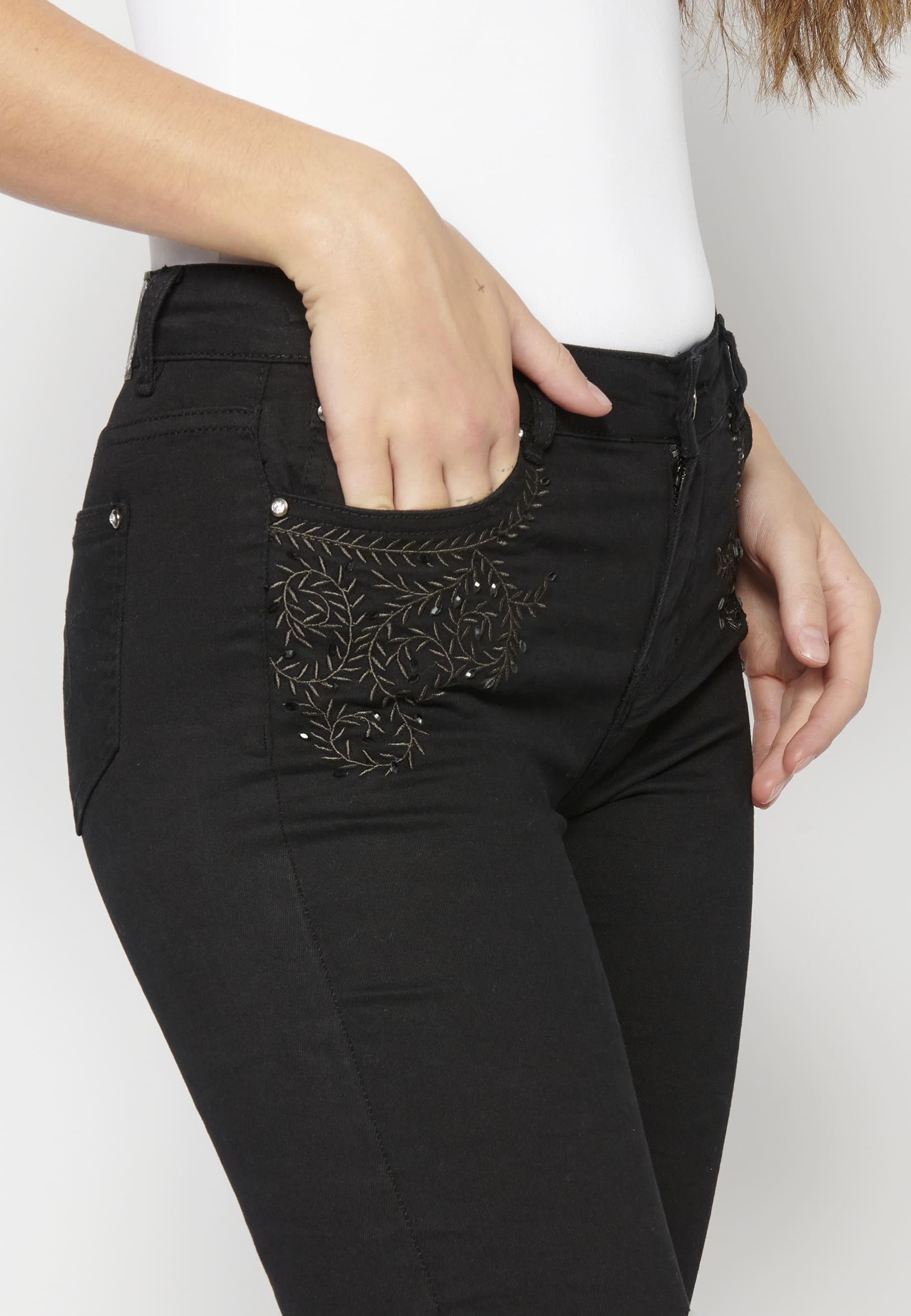 Lange schwarze Slim-Fit-Jeans für Damen