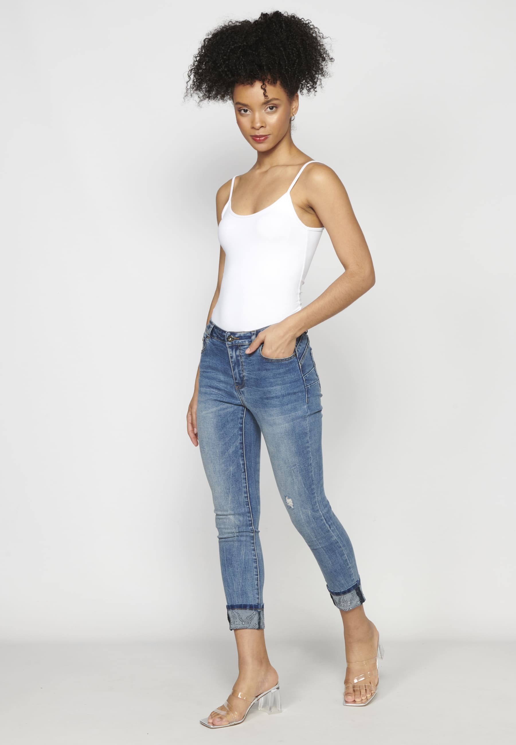 Knöchellange Hose mit blauen Details für Damen