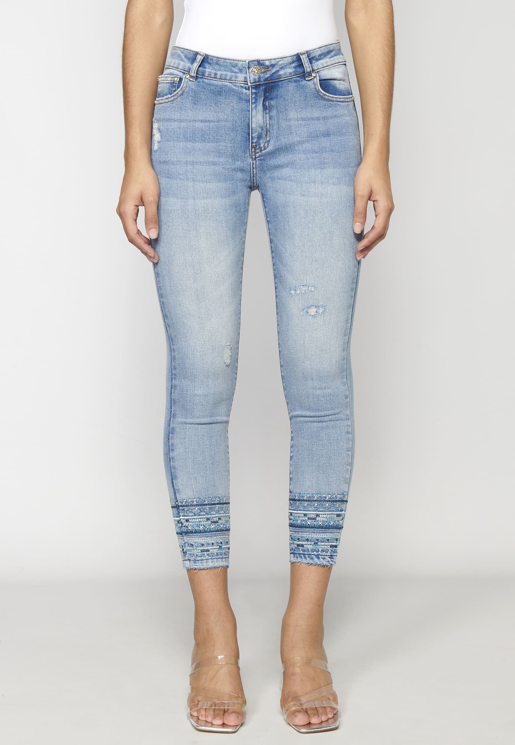 Pantalón tobillero straigth con detalles bordados color azul para mujer | Moda Actual