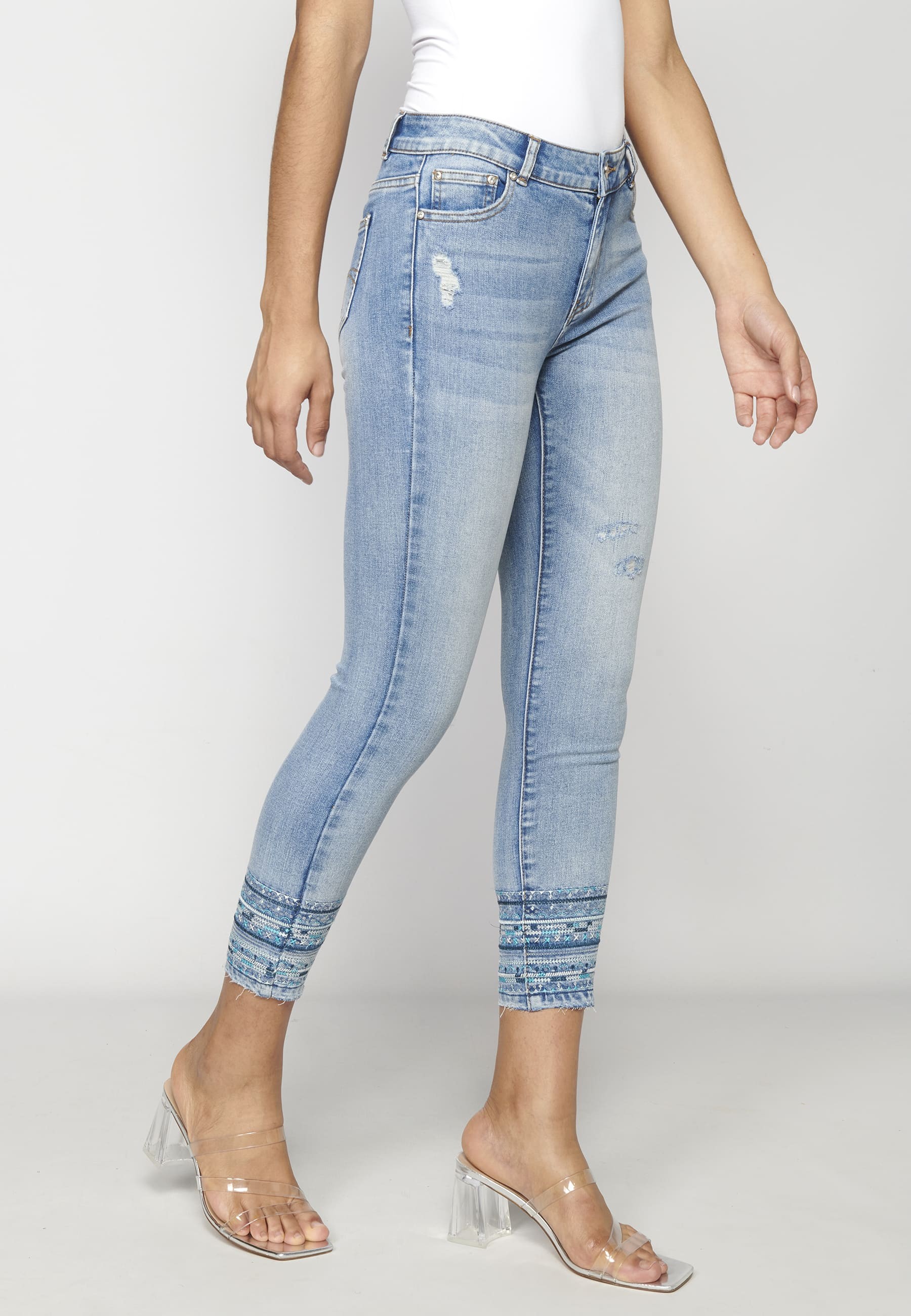 Pantalón tobillero straigth con detalles bordados color azul para mujer | Moda Actual