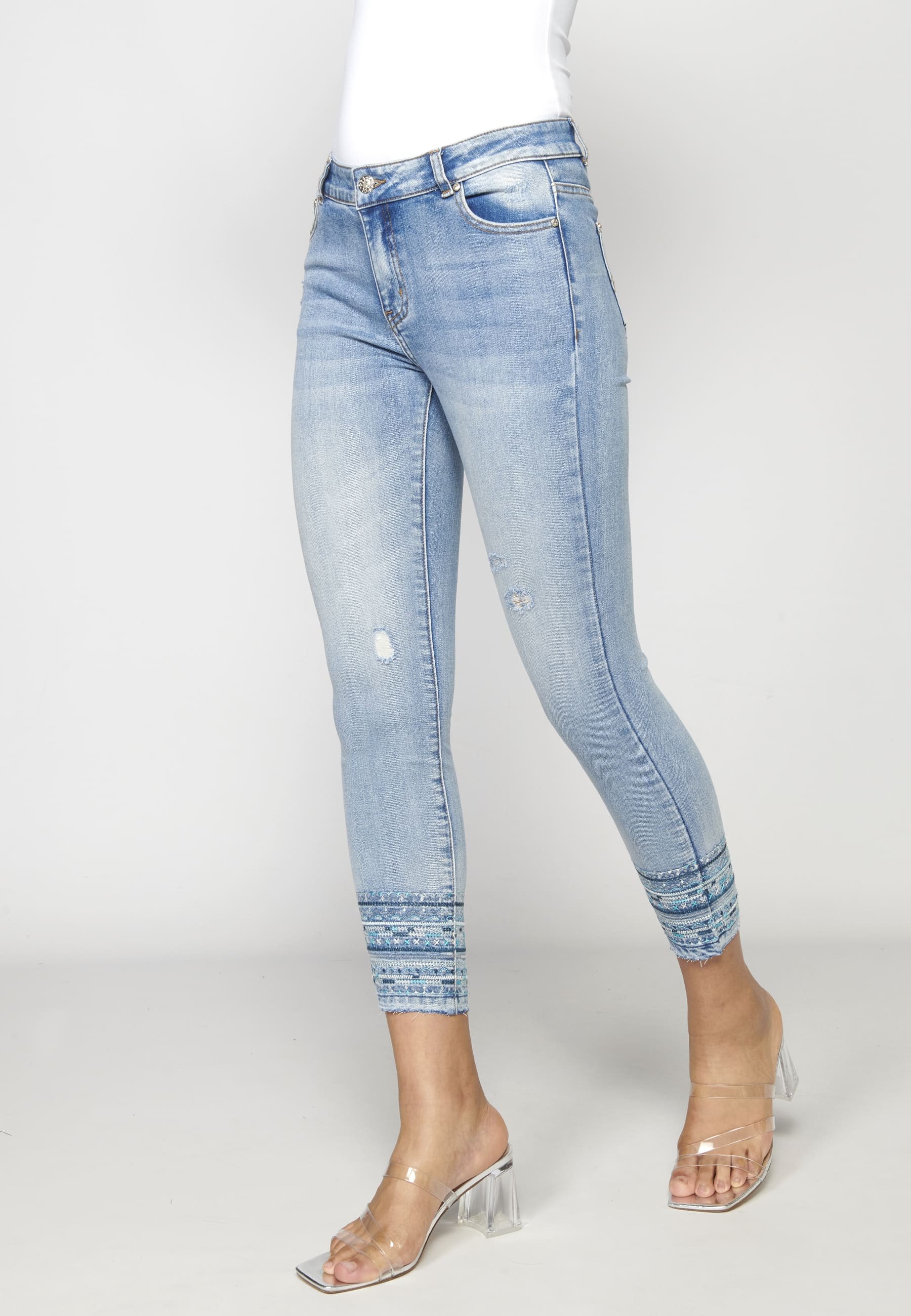 Pantalón tobillero straigth con detalles bordados color azul para mujer | Moda Actual