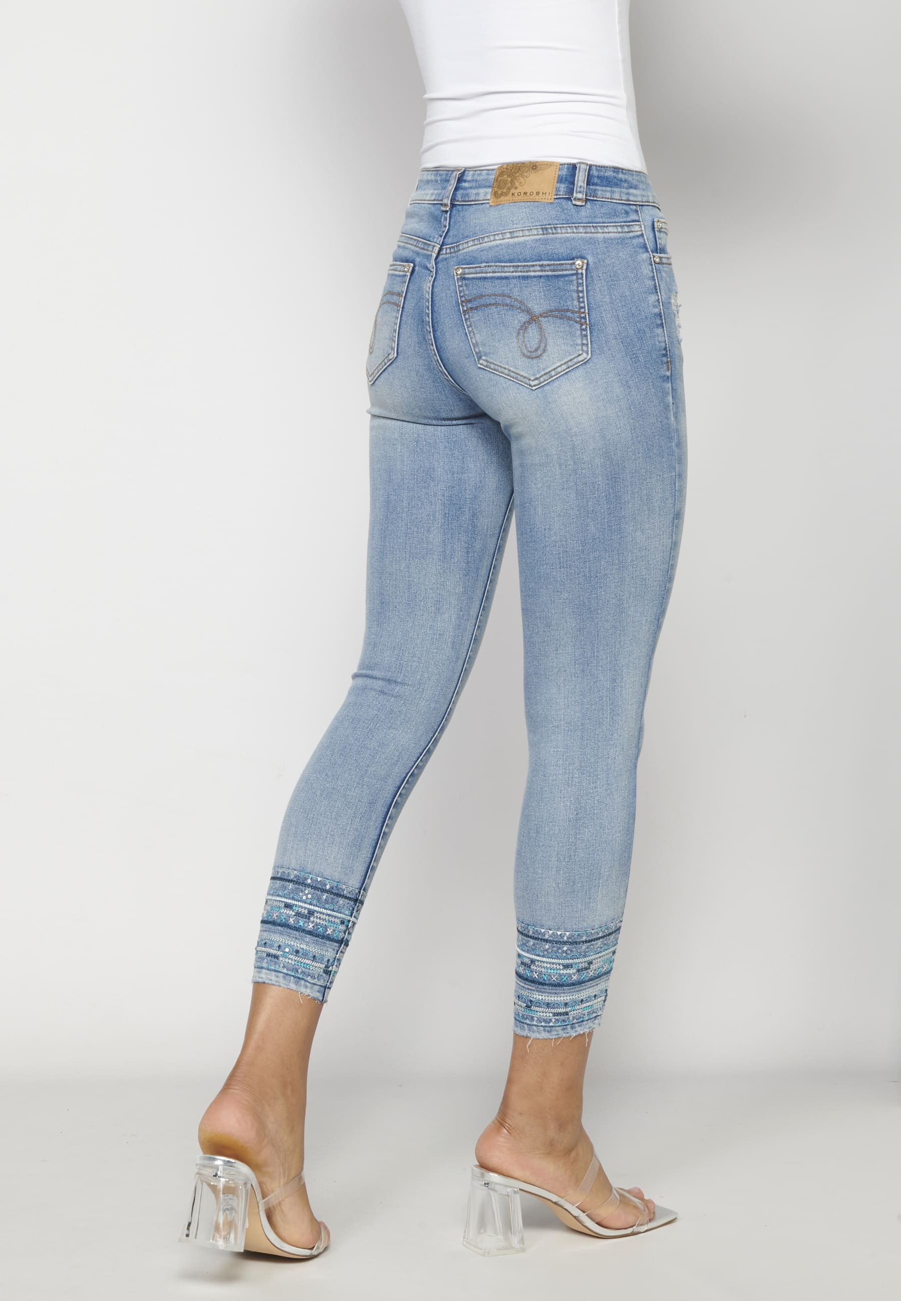 Pantalón tobillero straigth con detalles bordados color azul para mujer | Moda Actual