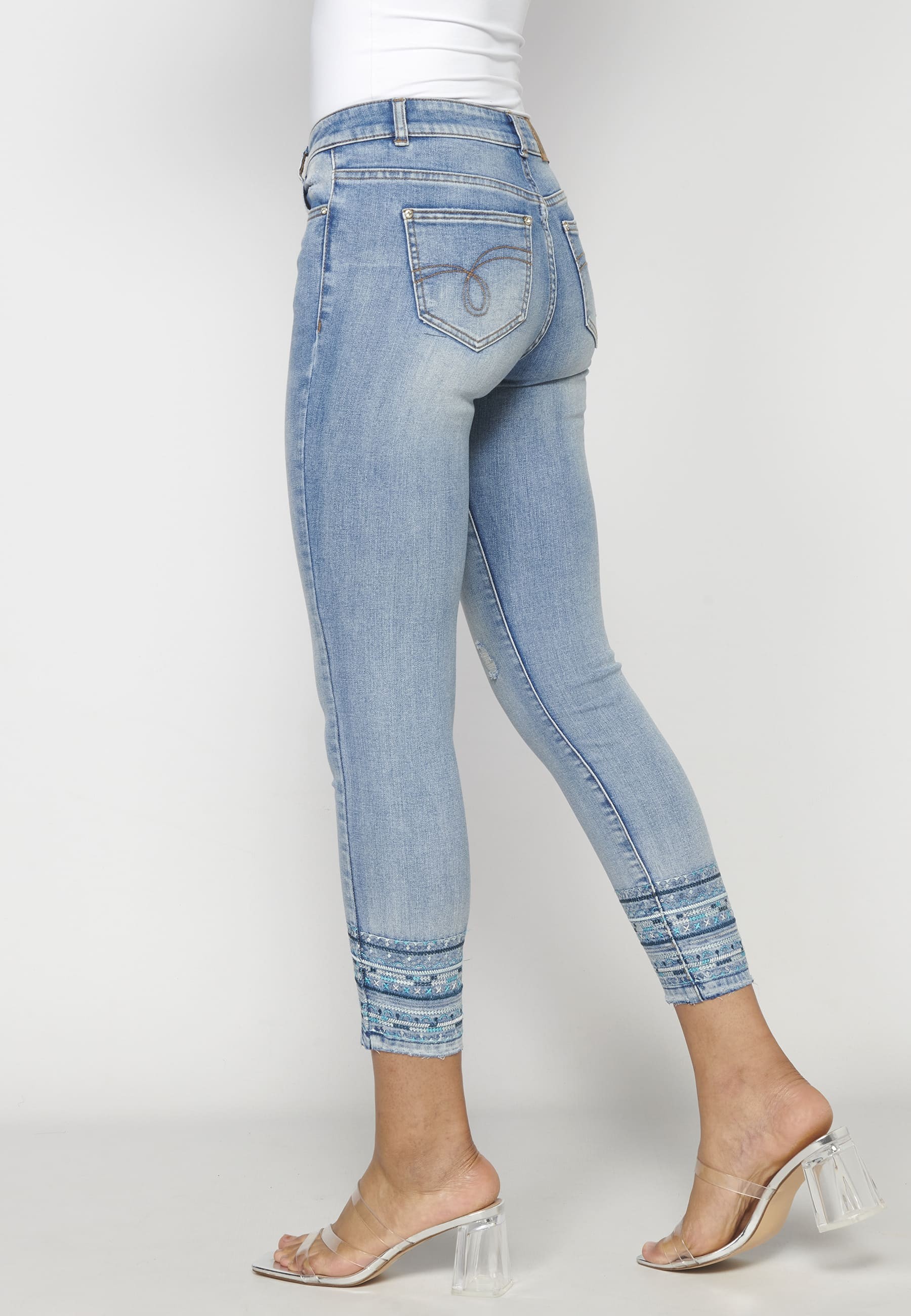 Pantalón tobillero straigth con detalles bordados color azul para mujer | Moda Actual