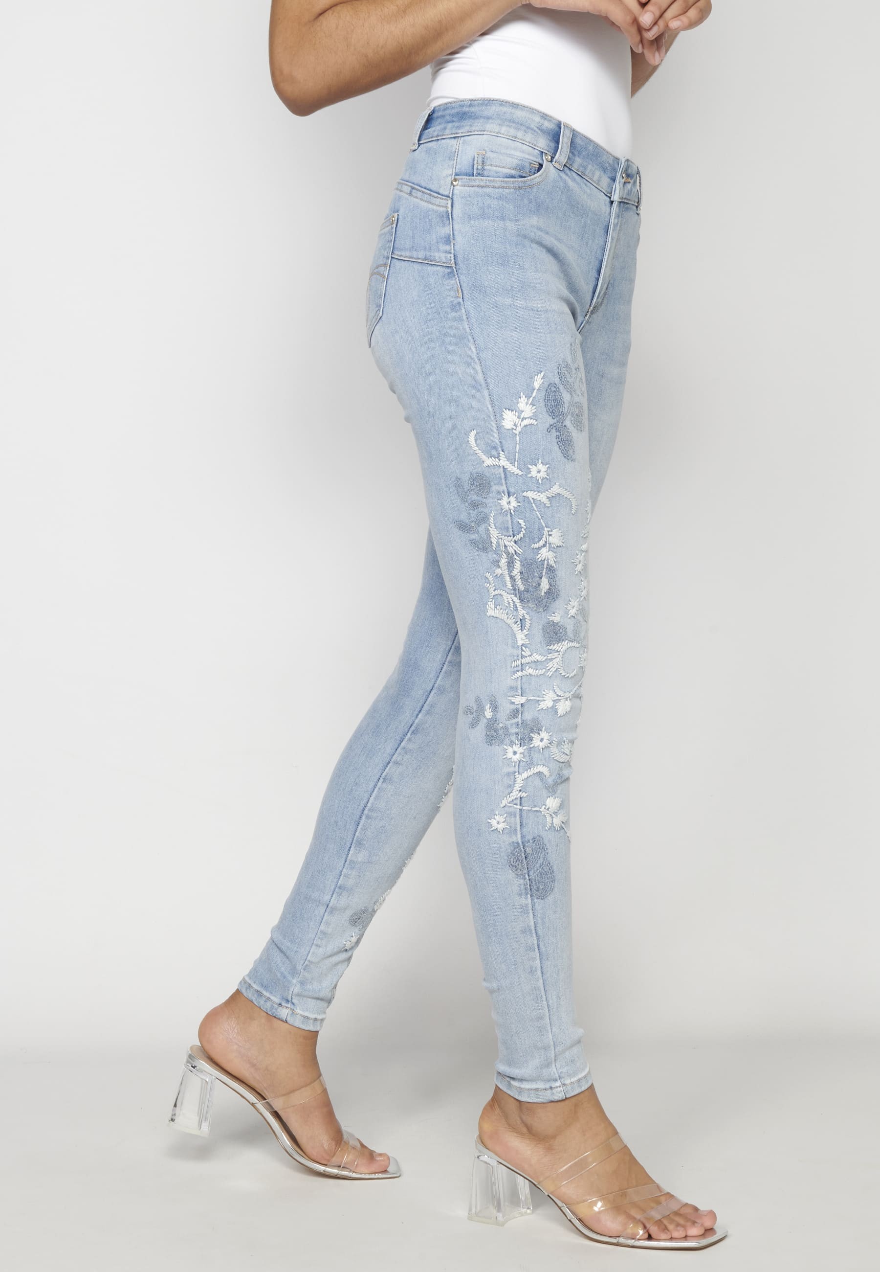 Pantalons texans amb detalls brodats color Blau per a Dona