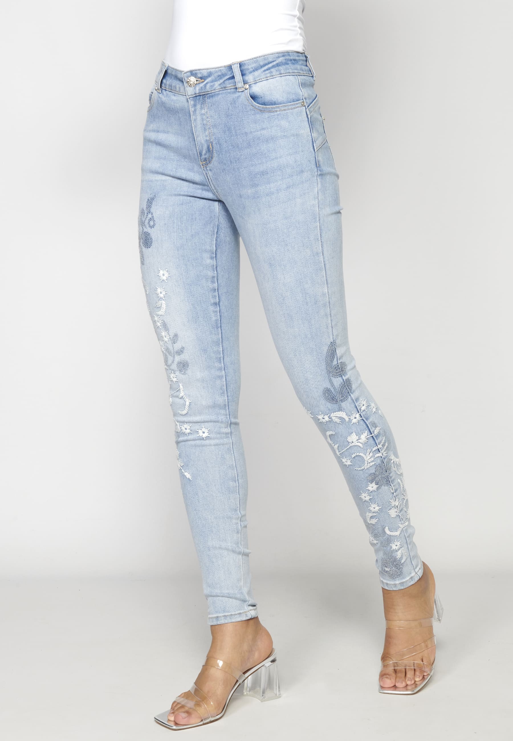 Pantalons texans amb detalls brodats color Blau per a Dona