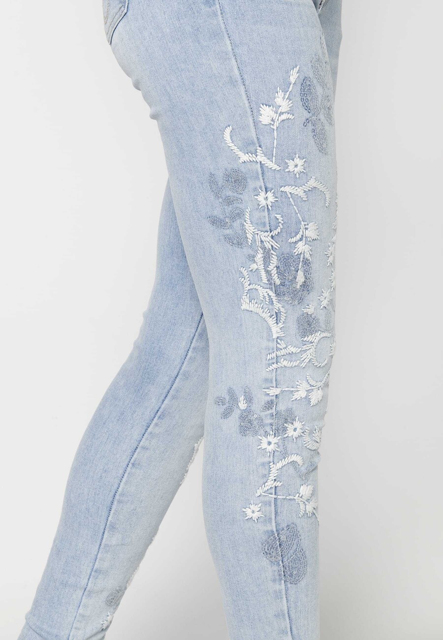 Pantalons texans amb detalls brodats color Blau per a Dona 8