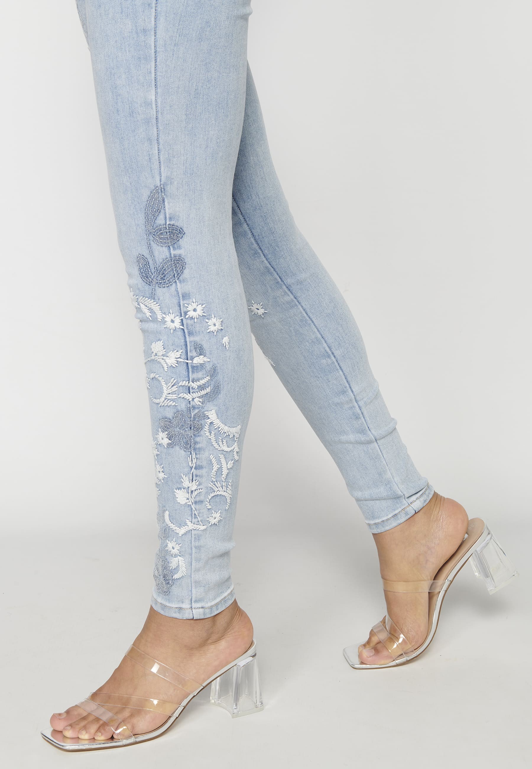 Pantalons texans amb detalls brodats color Blau per a Dona