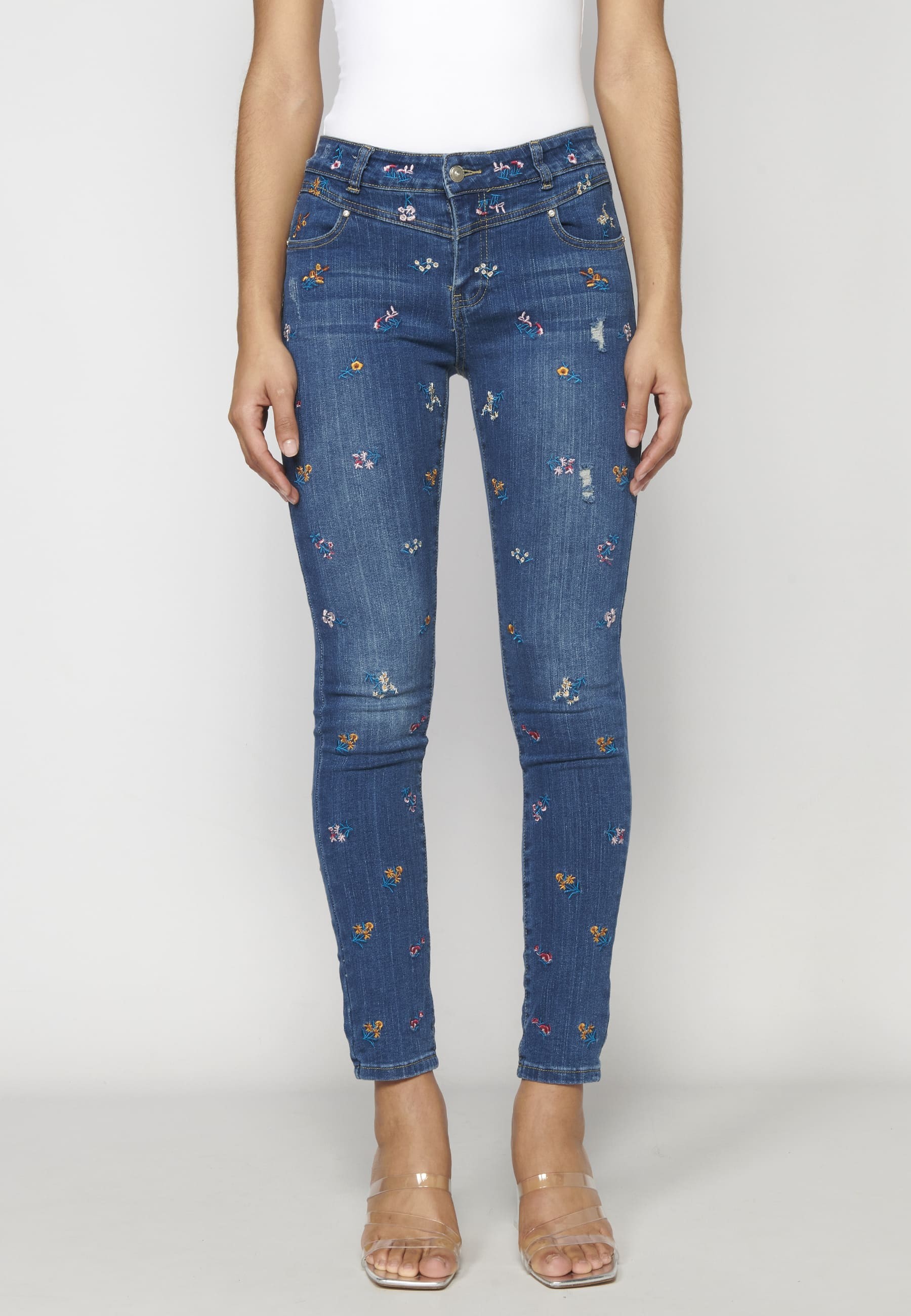 Pantalón slim jeans largo con detalles florales color azul para mujer | Moda Actual