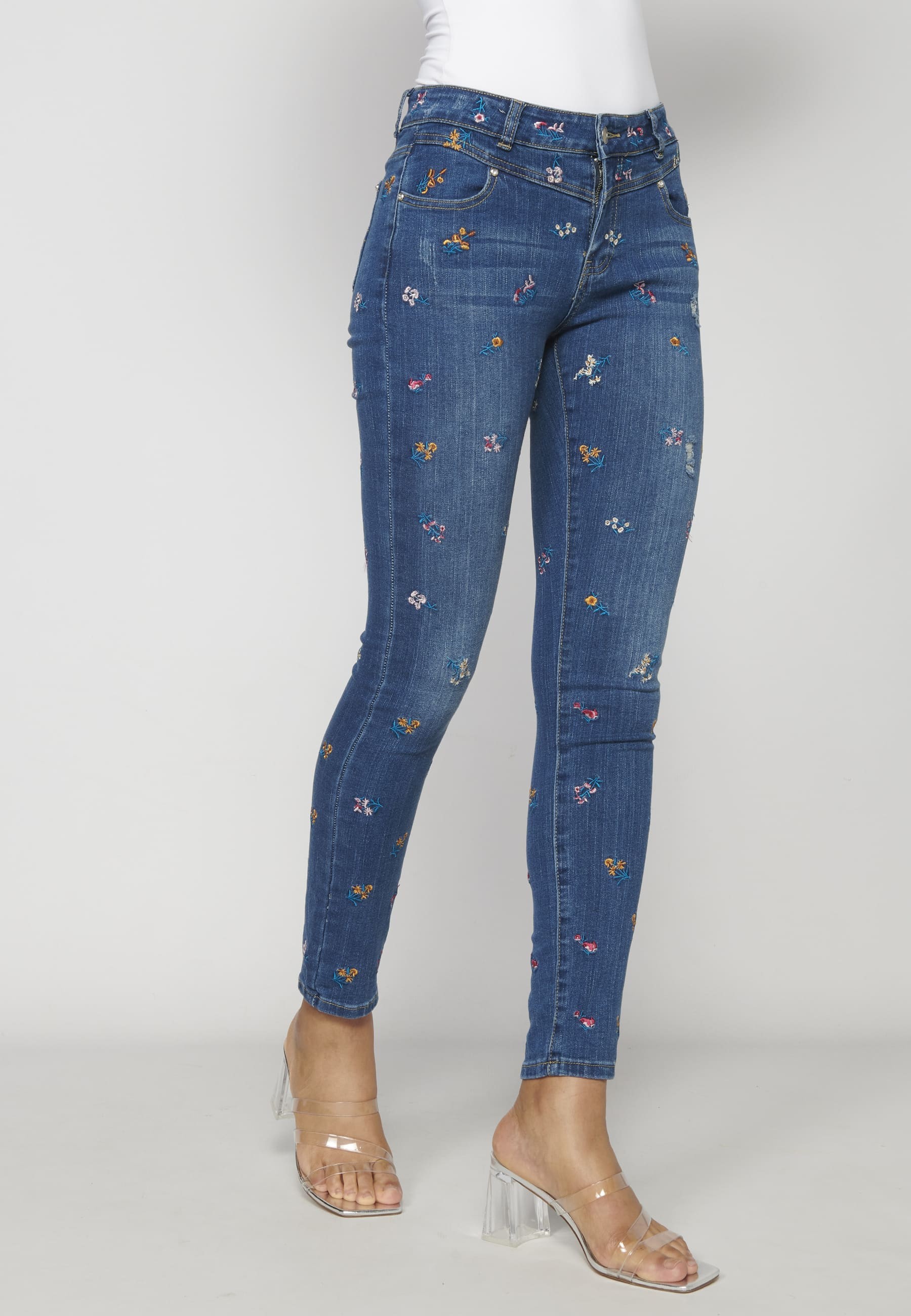 Pantalón slim jeans largo con detalles florales color azul para mujer | Moda Actual
