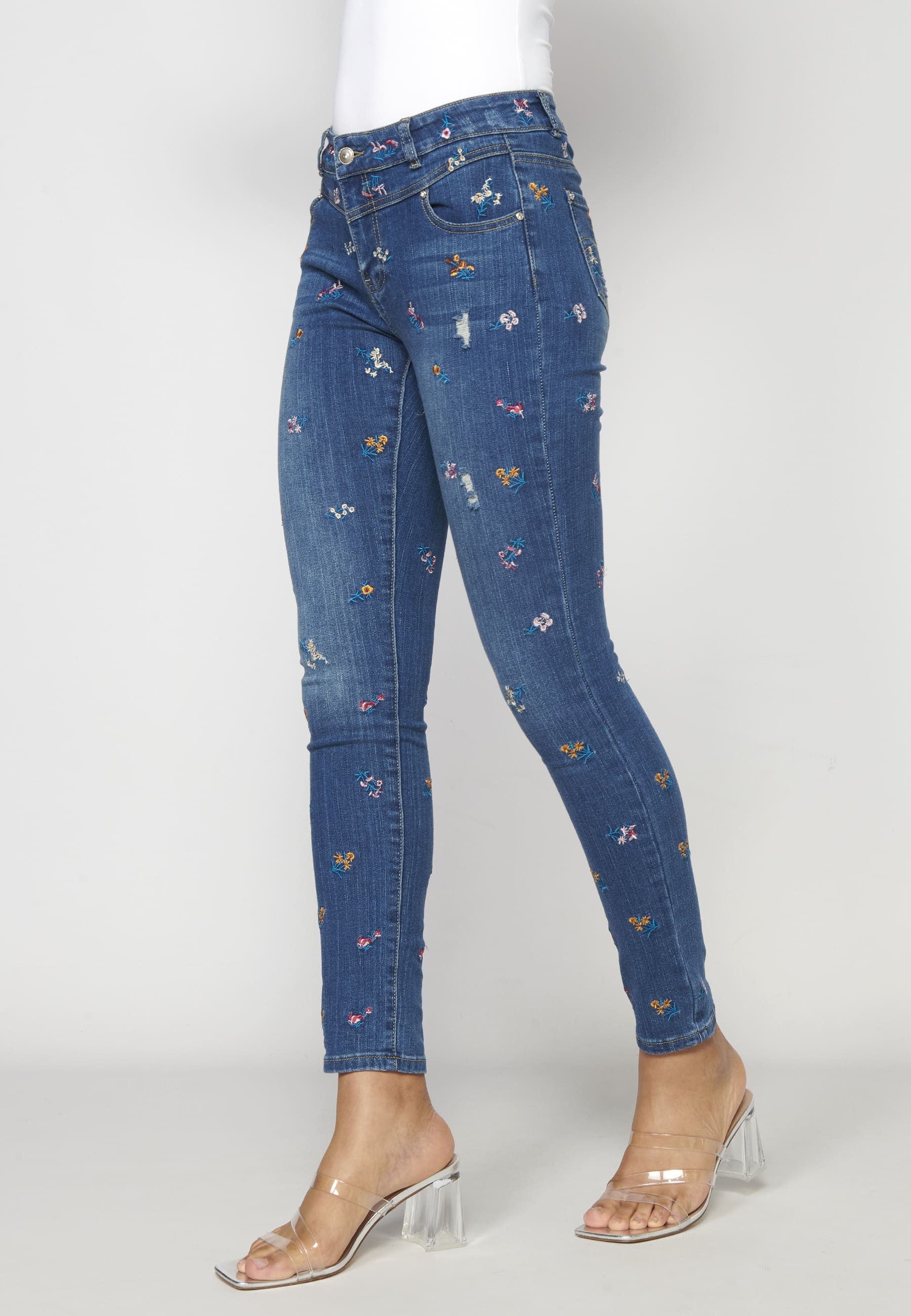 Pantalón slim jeans largo con detalles florales color azul para mujer | Moda Actual