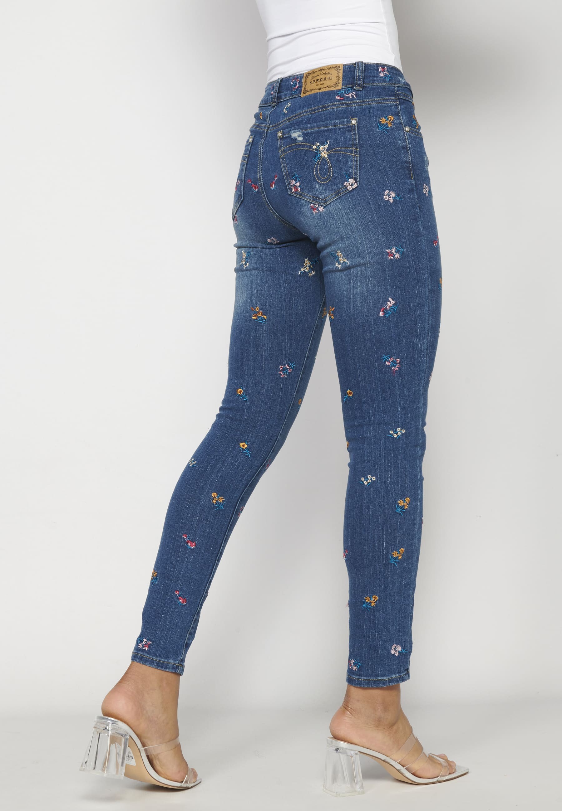 Pantalón slim jeans largo con detalles florales color azul para mujer | Moda Actual