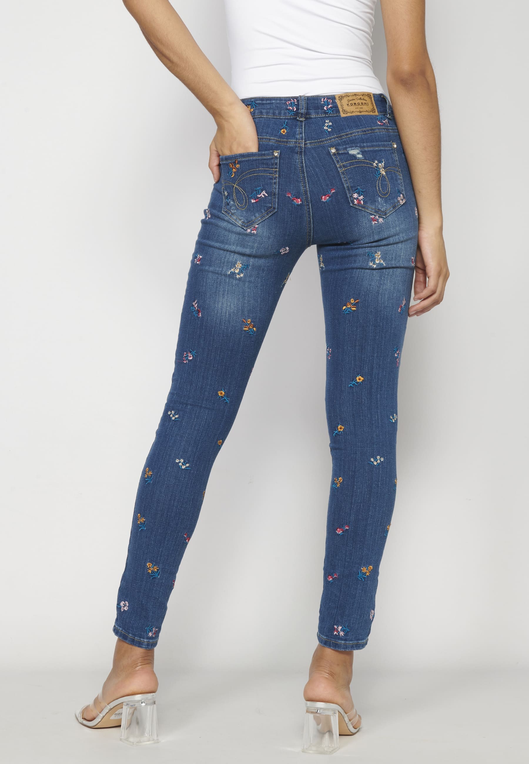Pantalón slim jeans largo con detalles florales color azul para mujer | Moda Actual