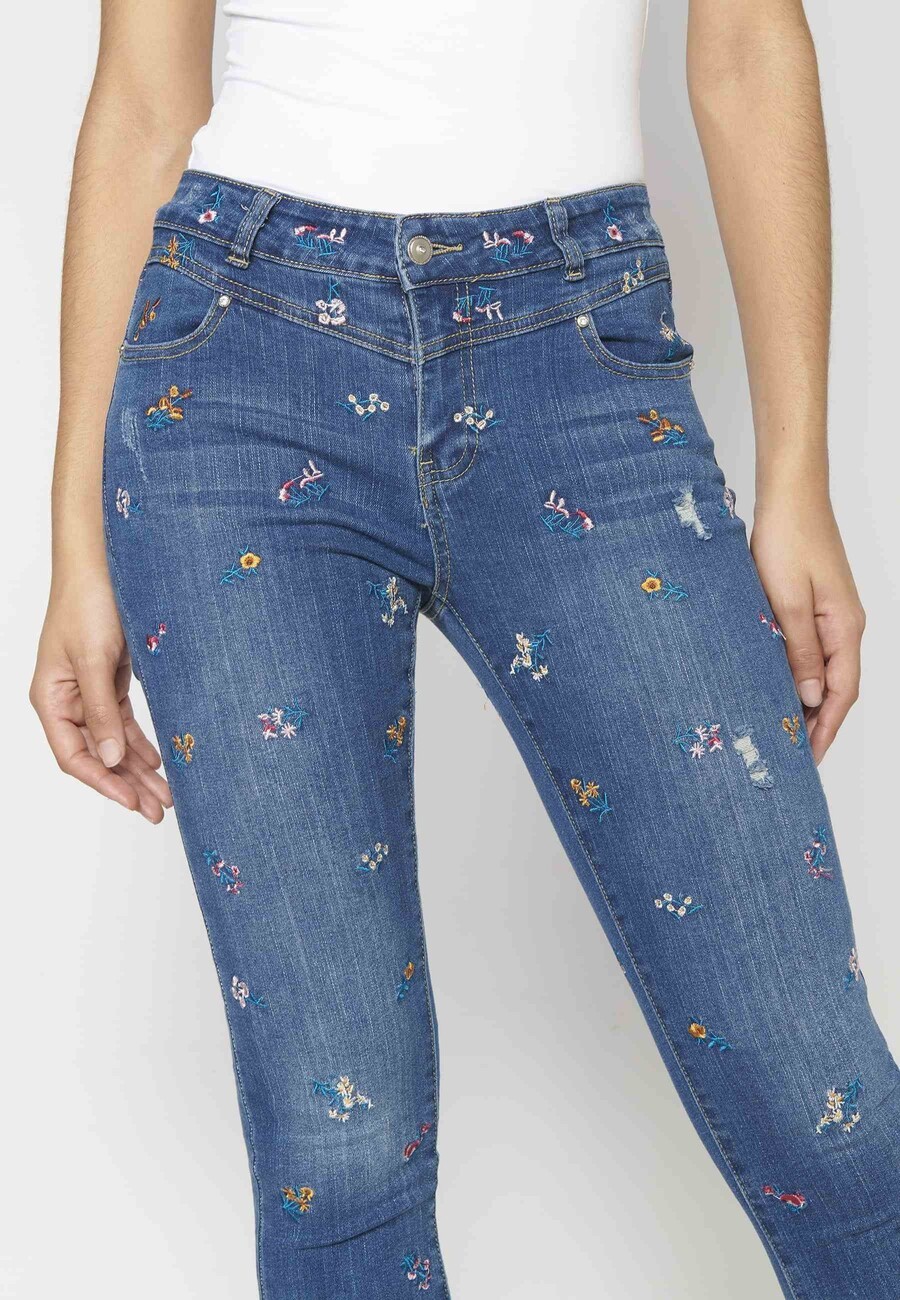 Pantalón slim jeans largo con detalles florales color azul para mujer | Moda Actual 7