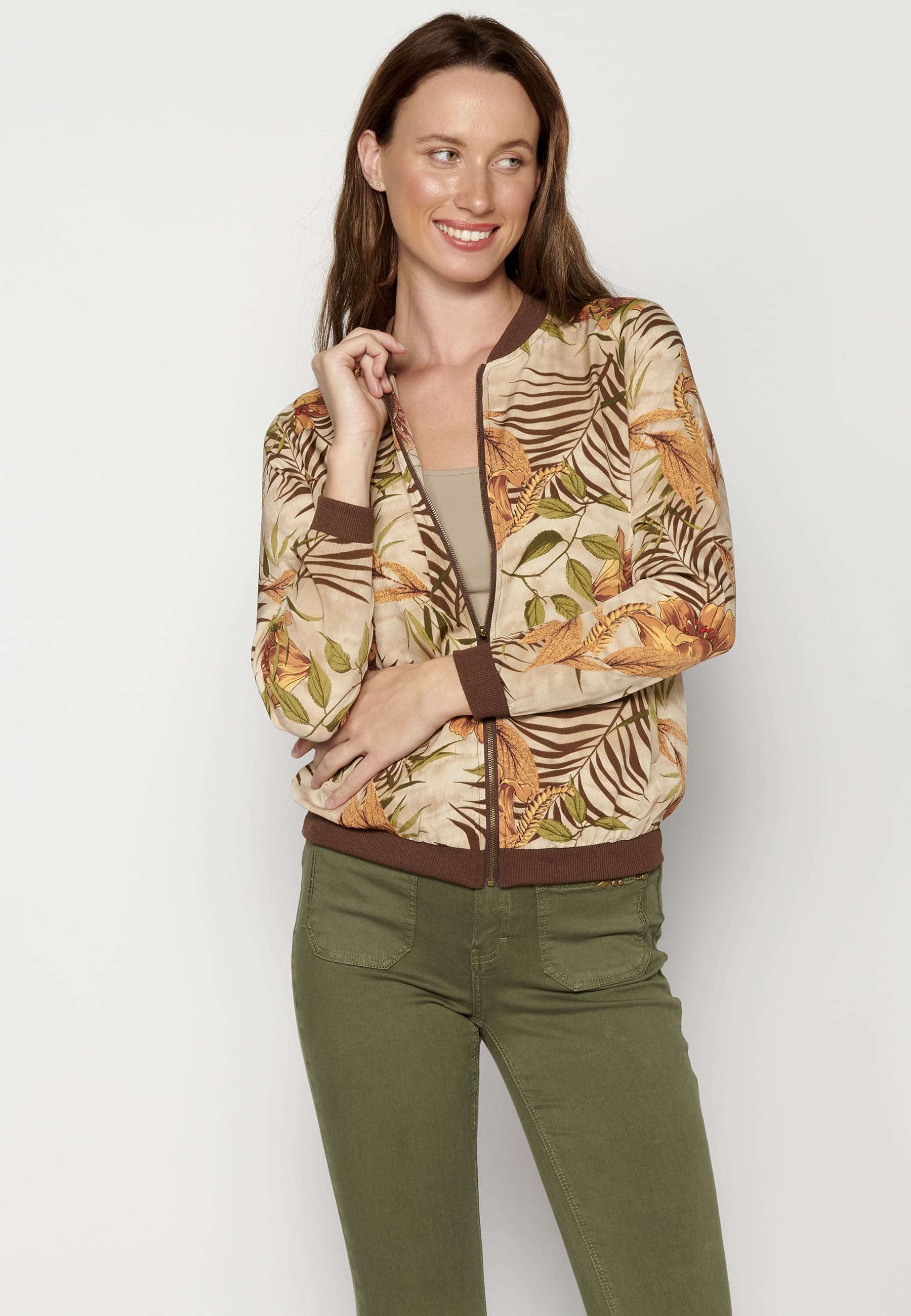 Chaqueta sudadera manga larga con estampado floral color beige para mujer | Moda Actual