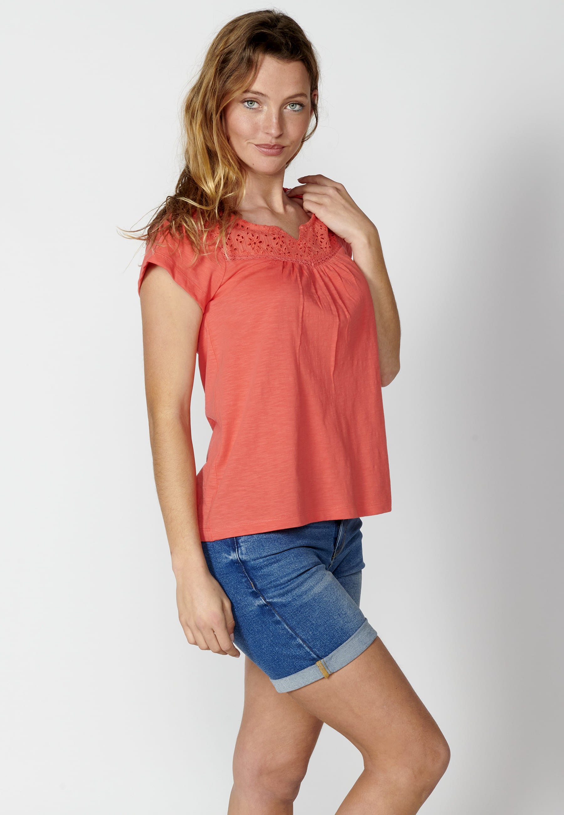 Kurzärmliges Baumwoll-T-Shirt mit herzförmigem Ausschnitt in der Farbe Koralle für Damen