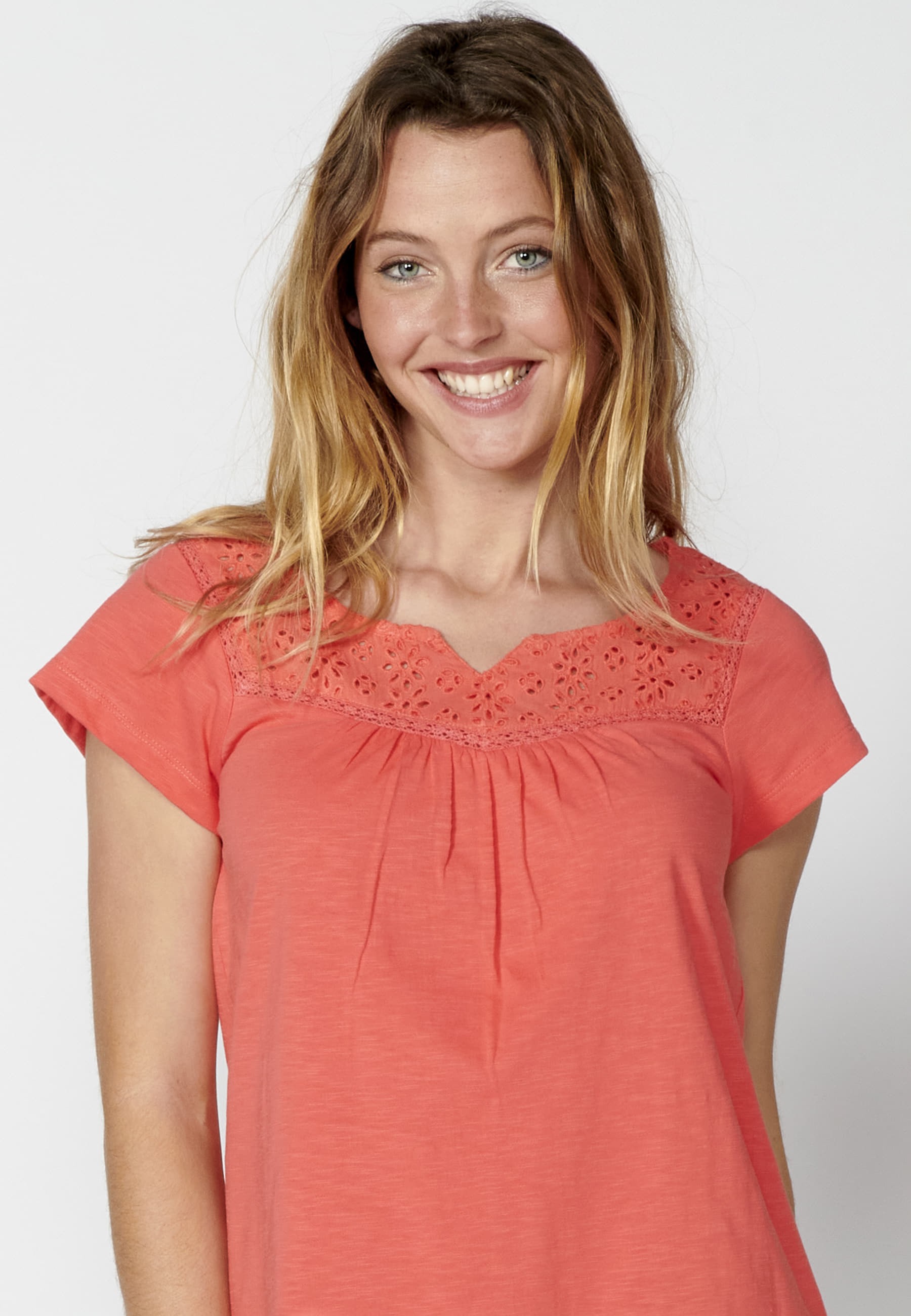 Kurzärmliges Baumwoll-T-Shirt mit herzförmigem Ausschnitt in der Farbe Koralle für Damen