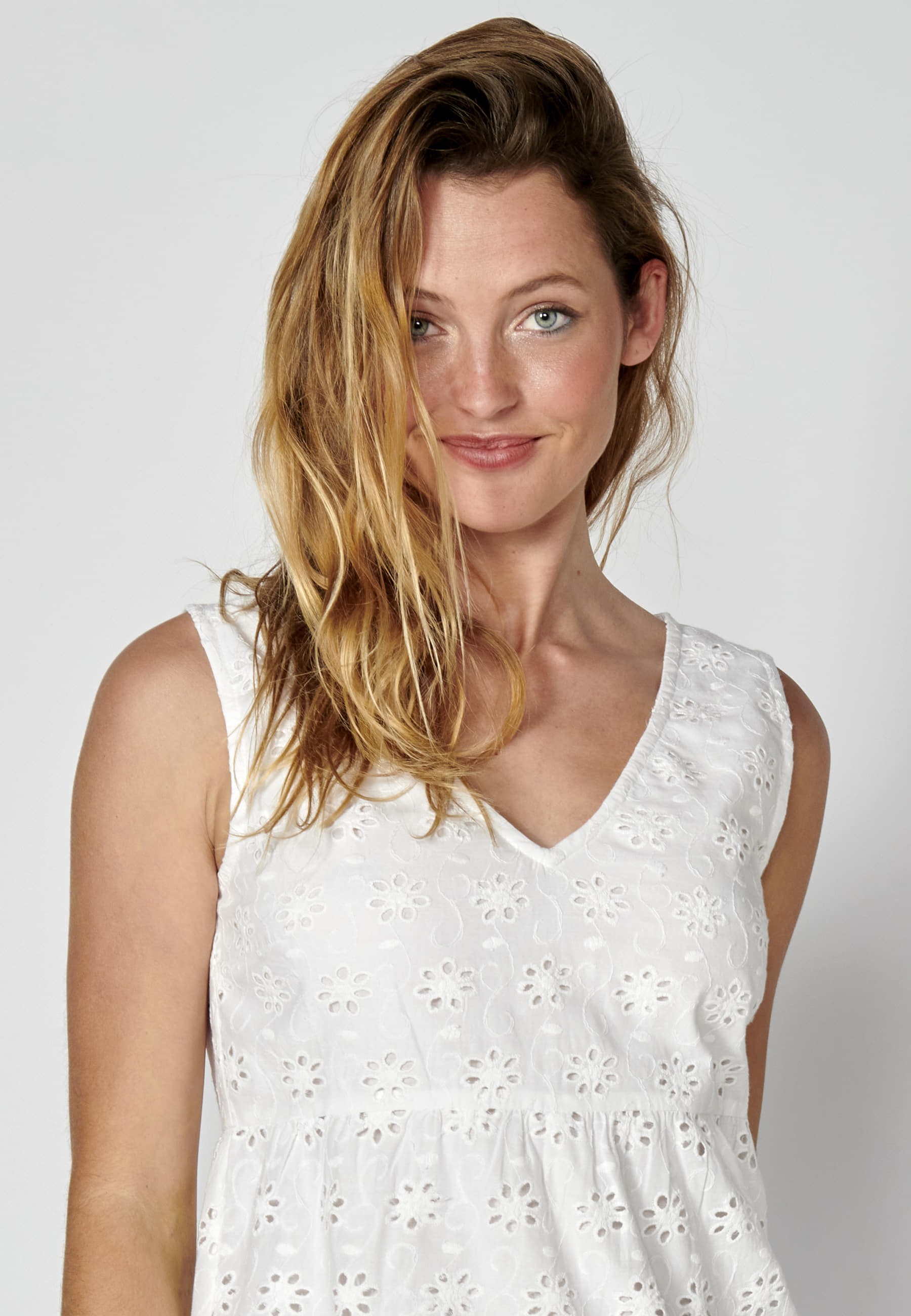 Vestido corto fluido sin mangas de algodón con bordado floral color blanco para mujer | Moda Actual