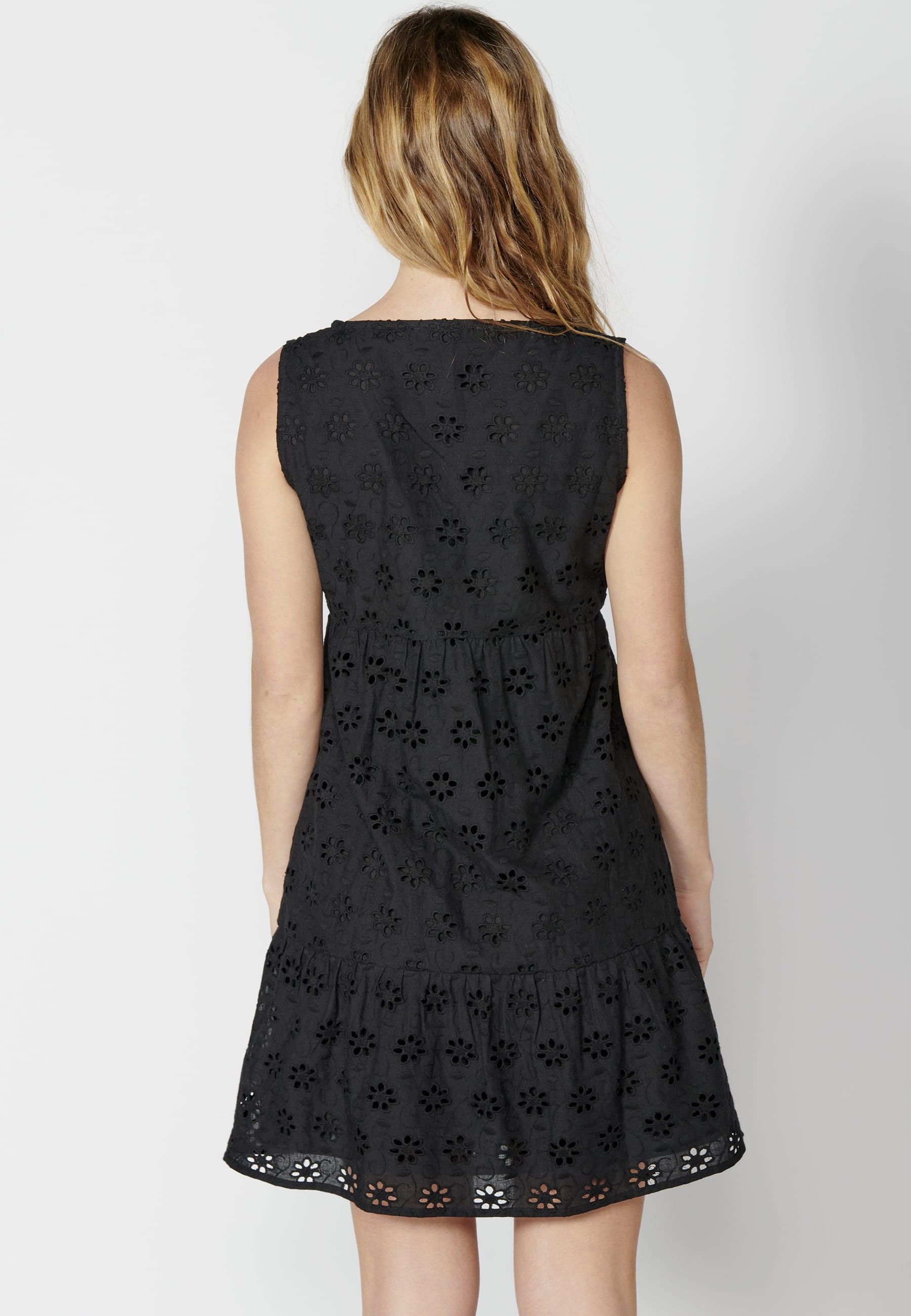 Fließendes ärmelloses Baumwollkleid mit schwarzer Blumenstickerei für Damen