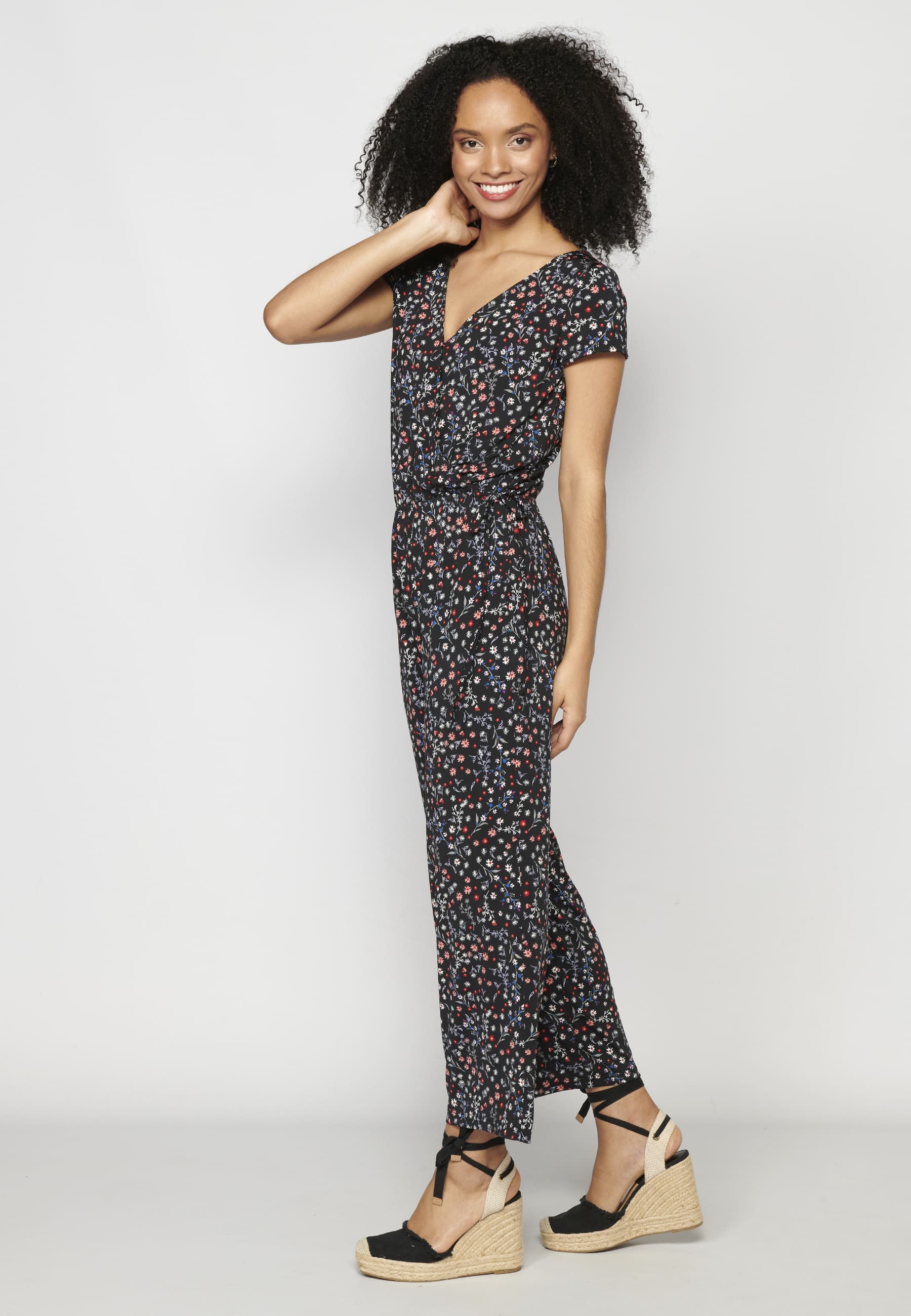 Vestido largo tipo mono de pantalón largo y manga corta con estampado floral color negro para mujer | Moda Actual