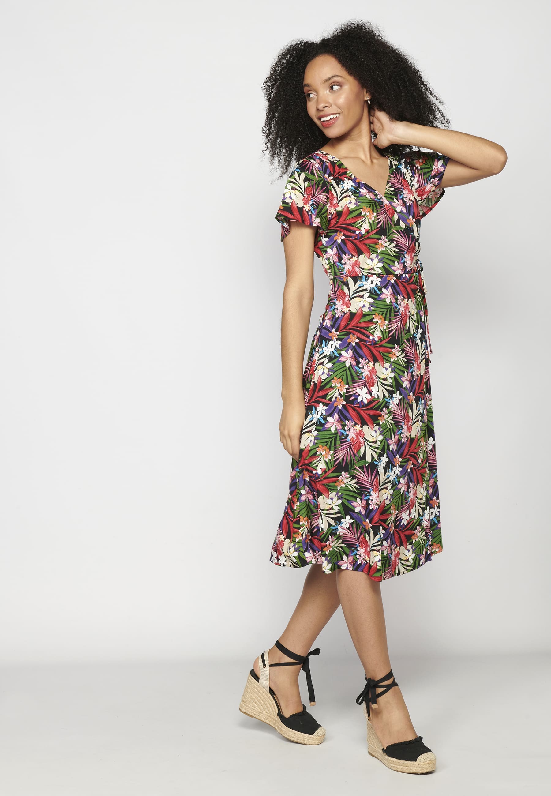 Langes kurzärmliges Kleid mit Crossover-Ausschnitt und Blumendruck Multicolor für Damen