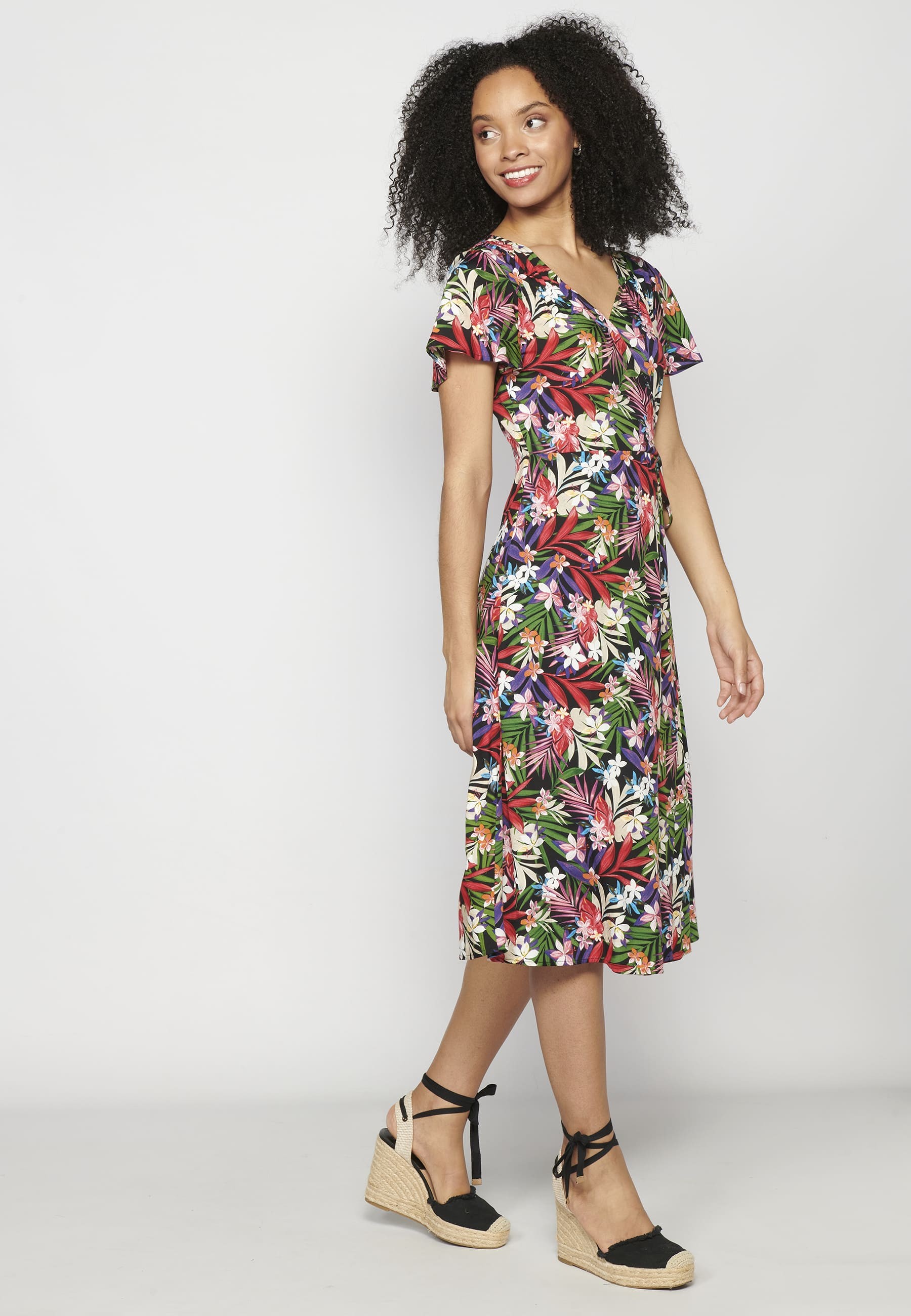 Langes kurzärmliges Kleid mit Crossover-Ausschnitt und Blumendruck Multicolor für Damen