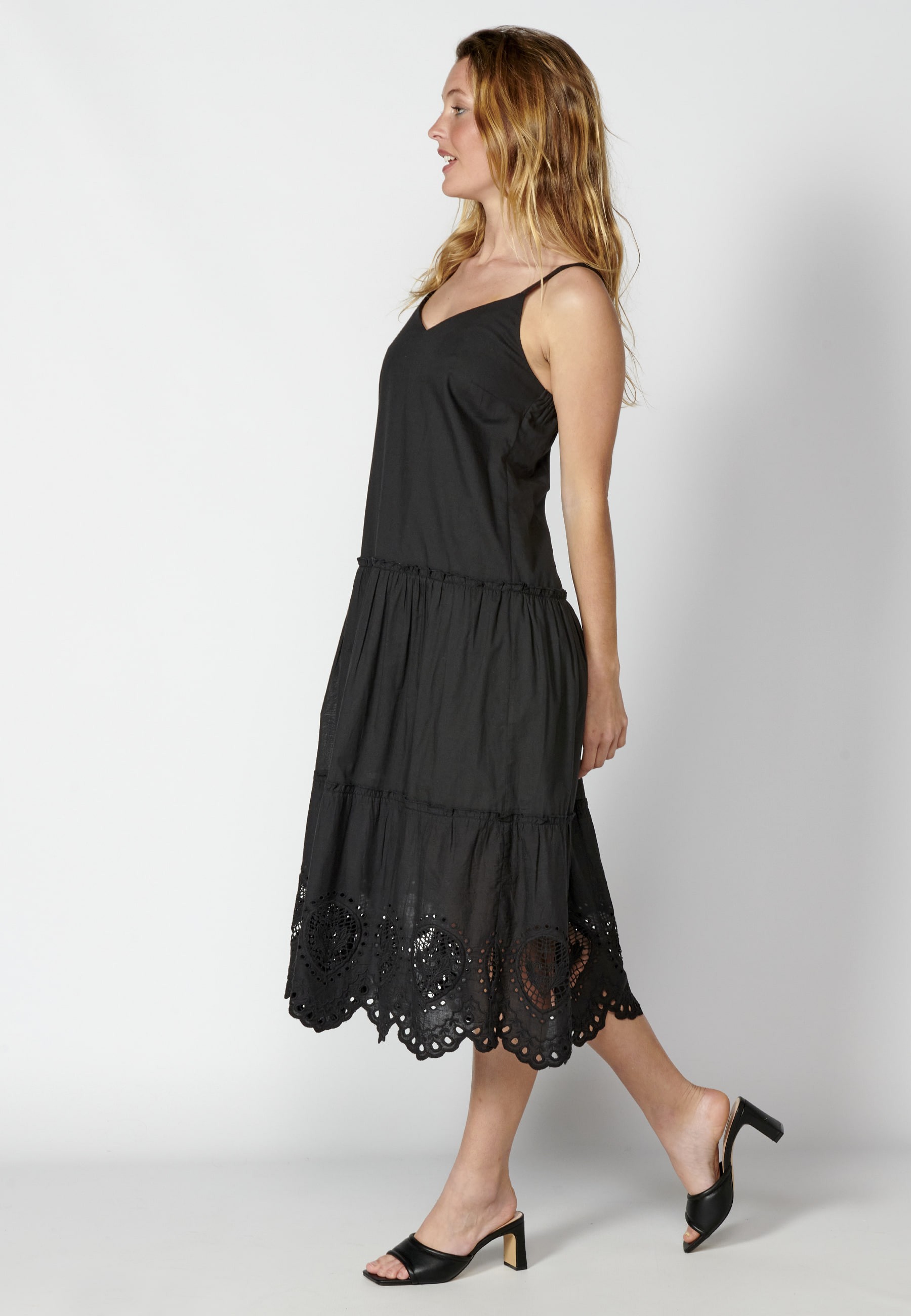 Robe longue à bretelles en coton avec broderies noires pour femme